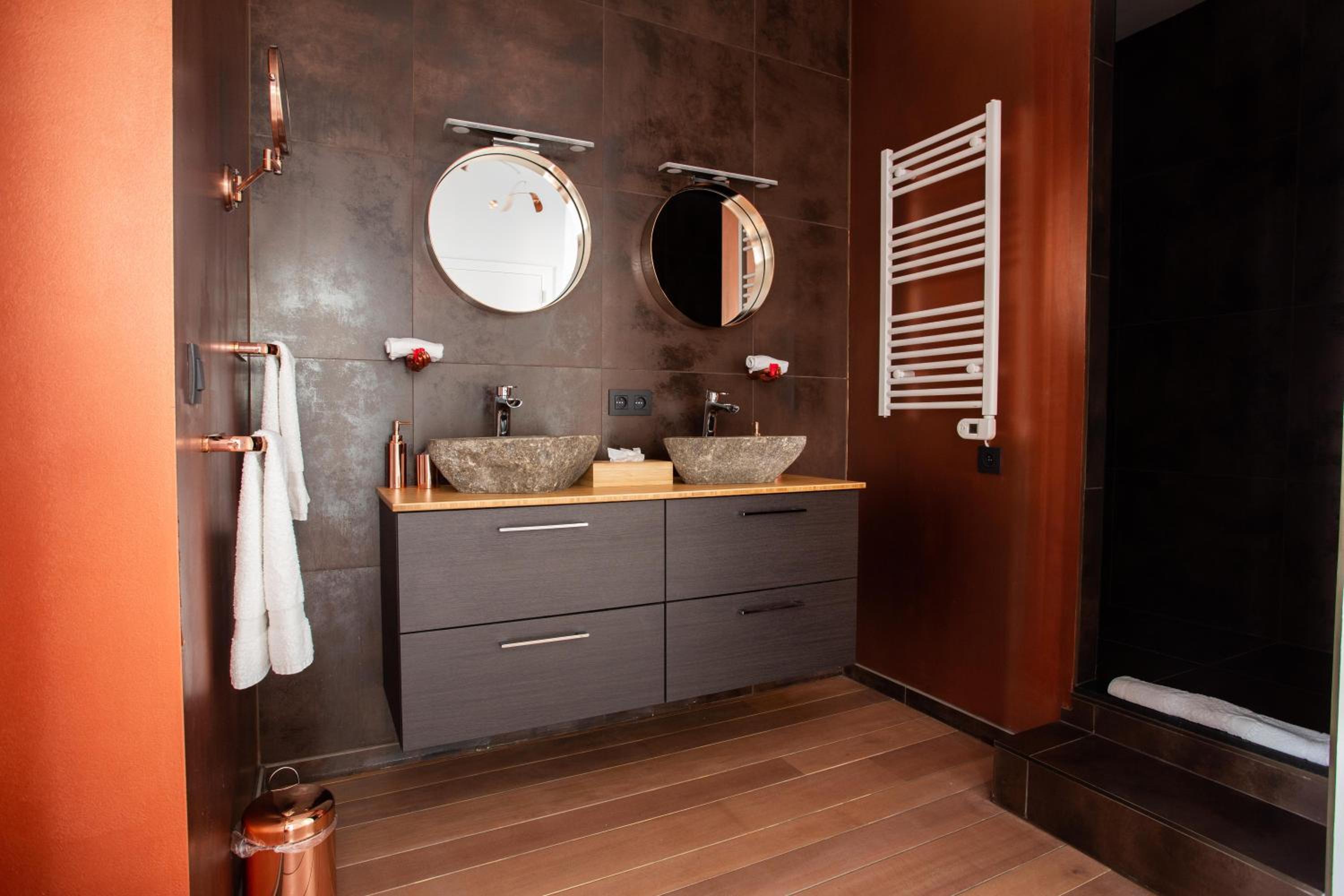 Double or Twin Room with Private Bathroom - Photo 16