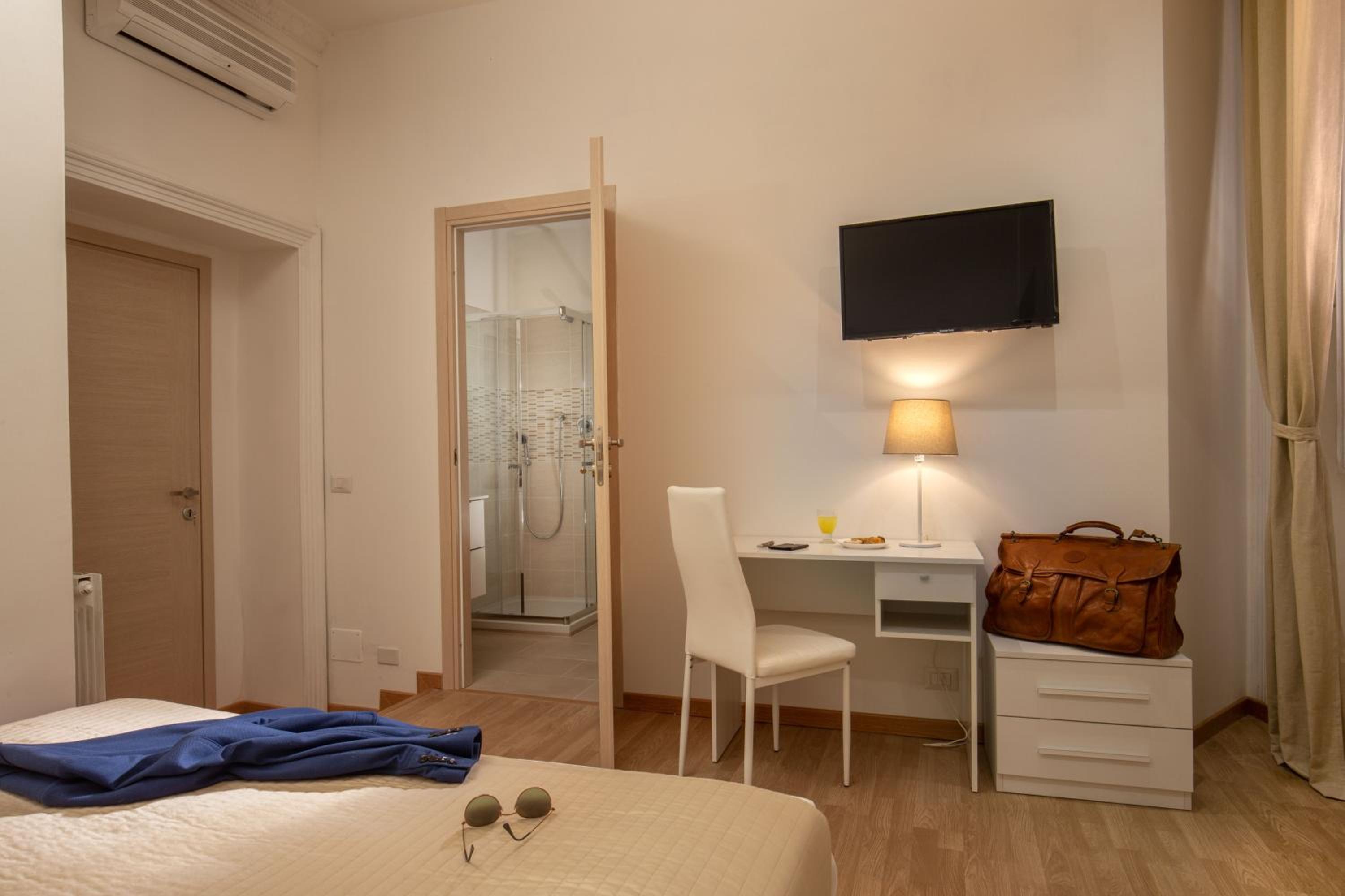 Standard Double Room photo 2