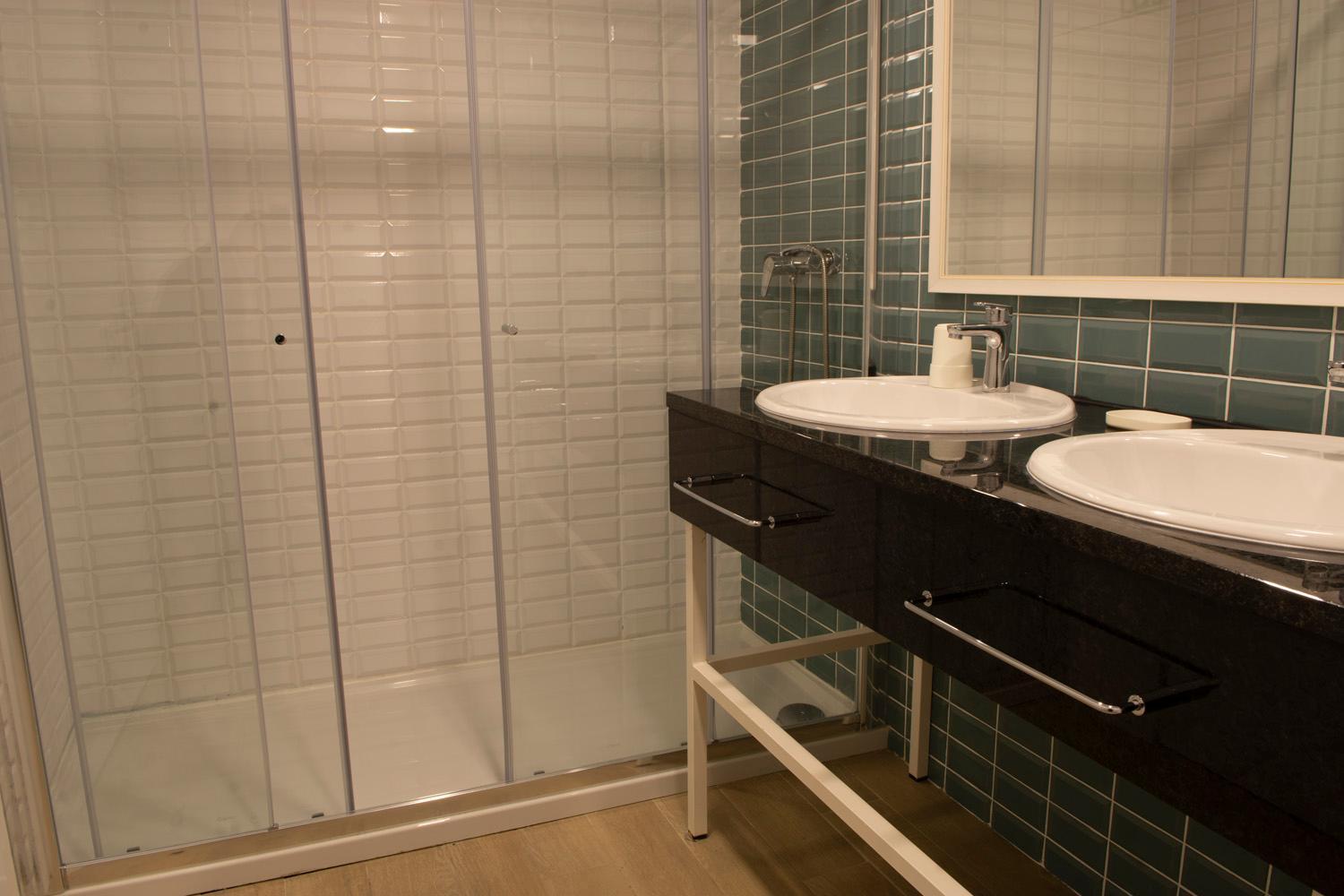 Quadruple Room with Private Bathroom - Photo 2