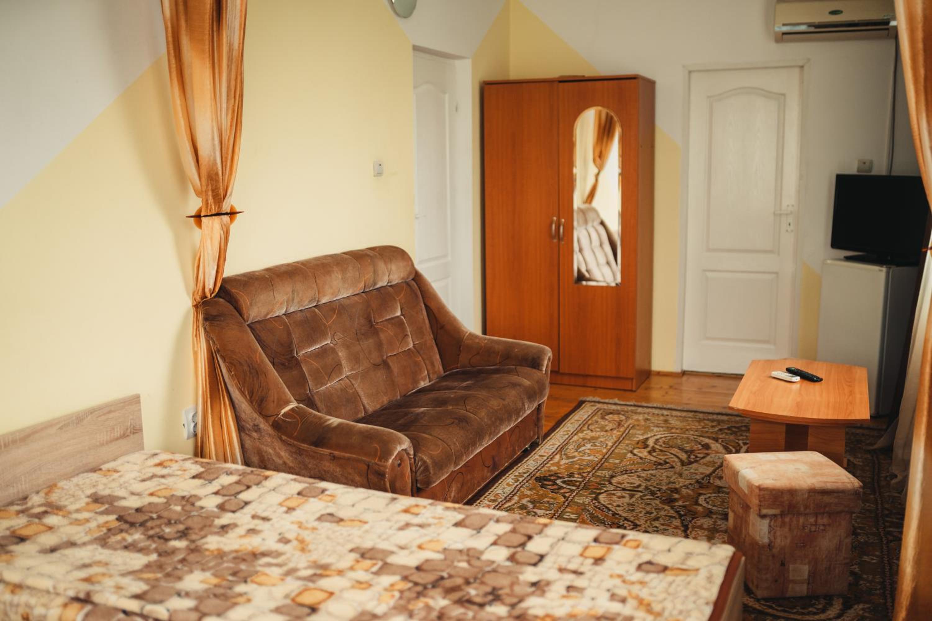 Standard Twin Room with Sofa - Photo 6