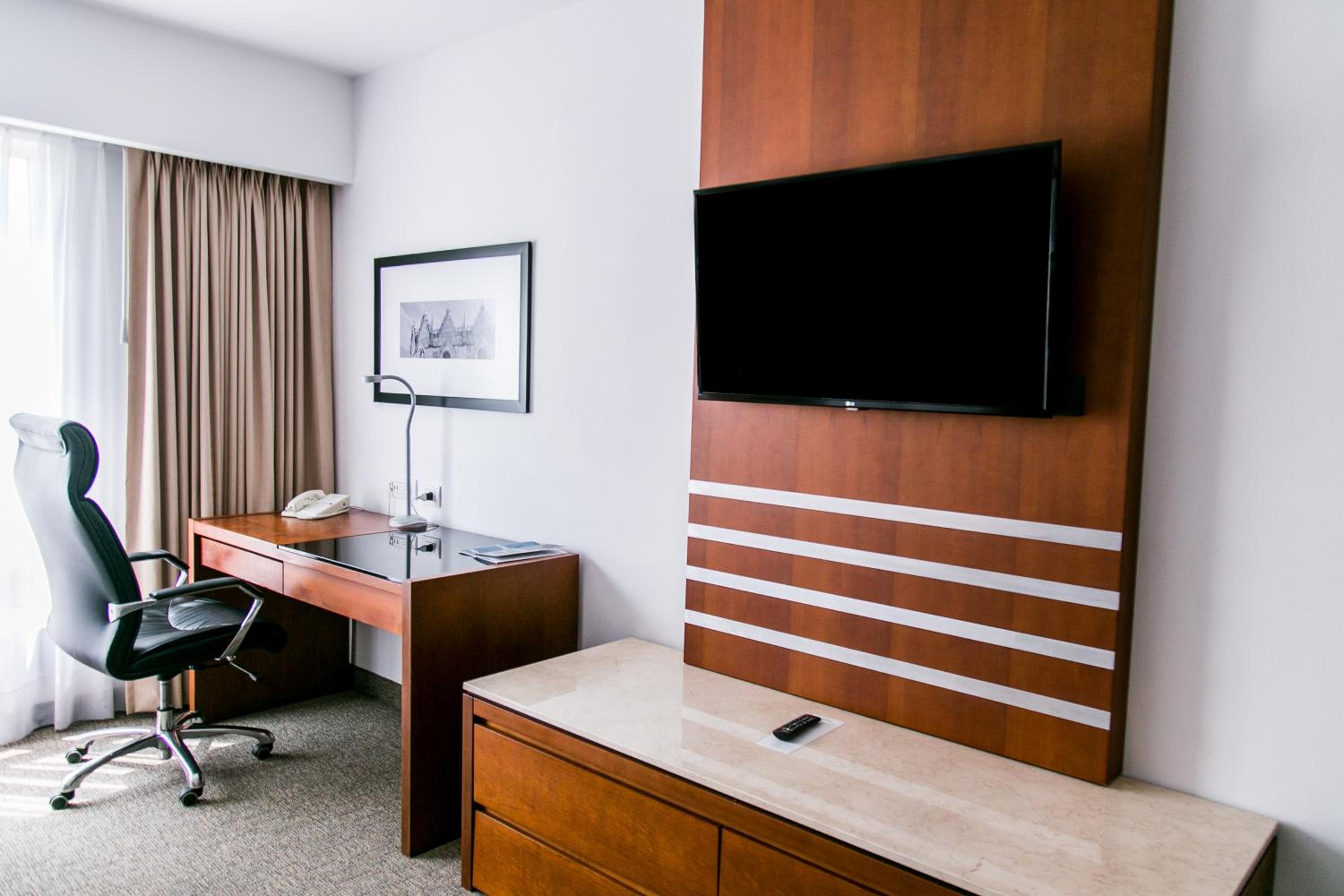 Business Double Room with Two Double Beds - Photo 8