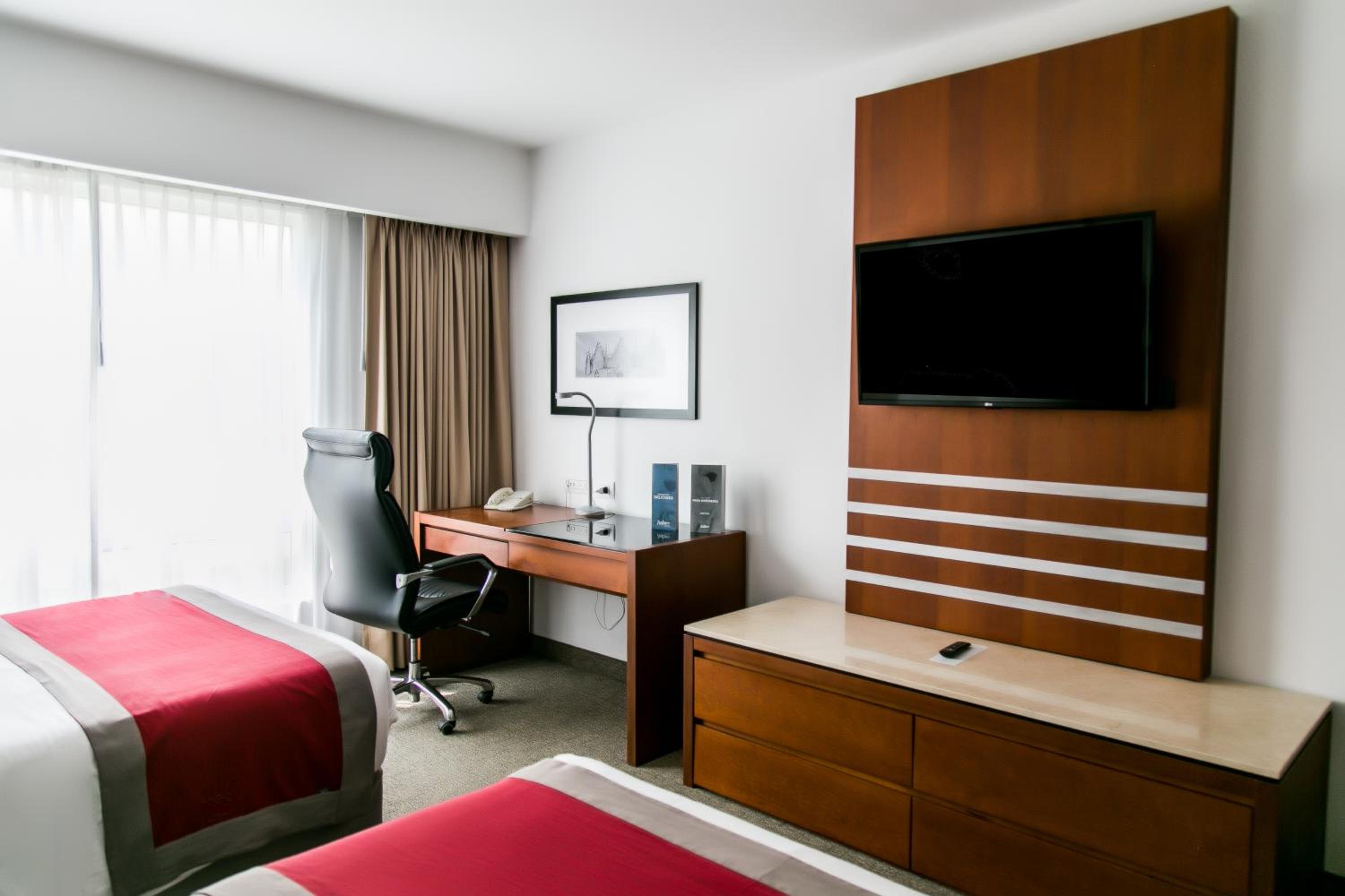 Business Double Room with Two Double Beds - Photo 3