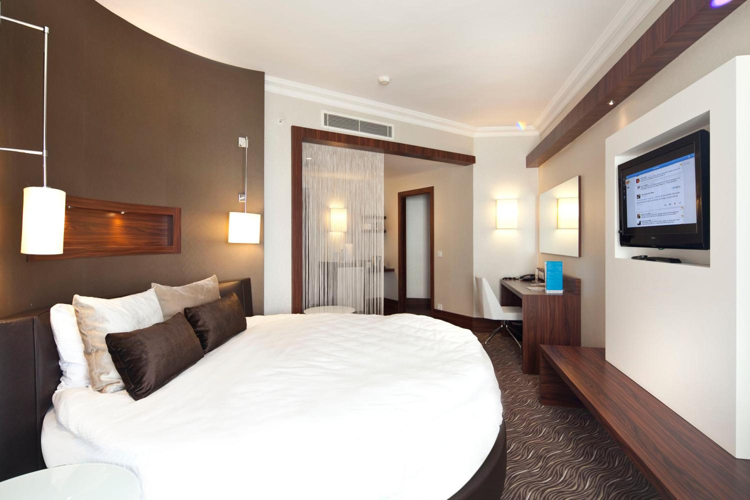 Honeymoon Suite