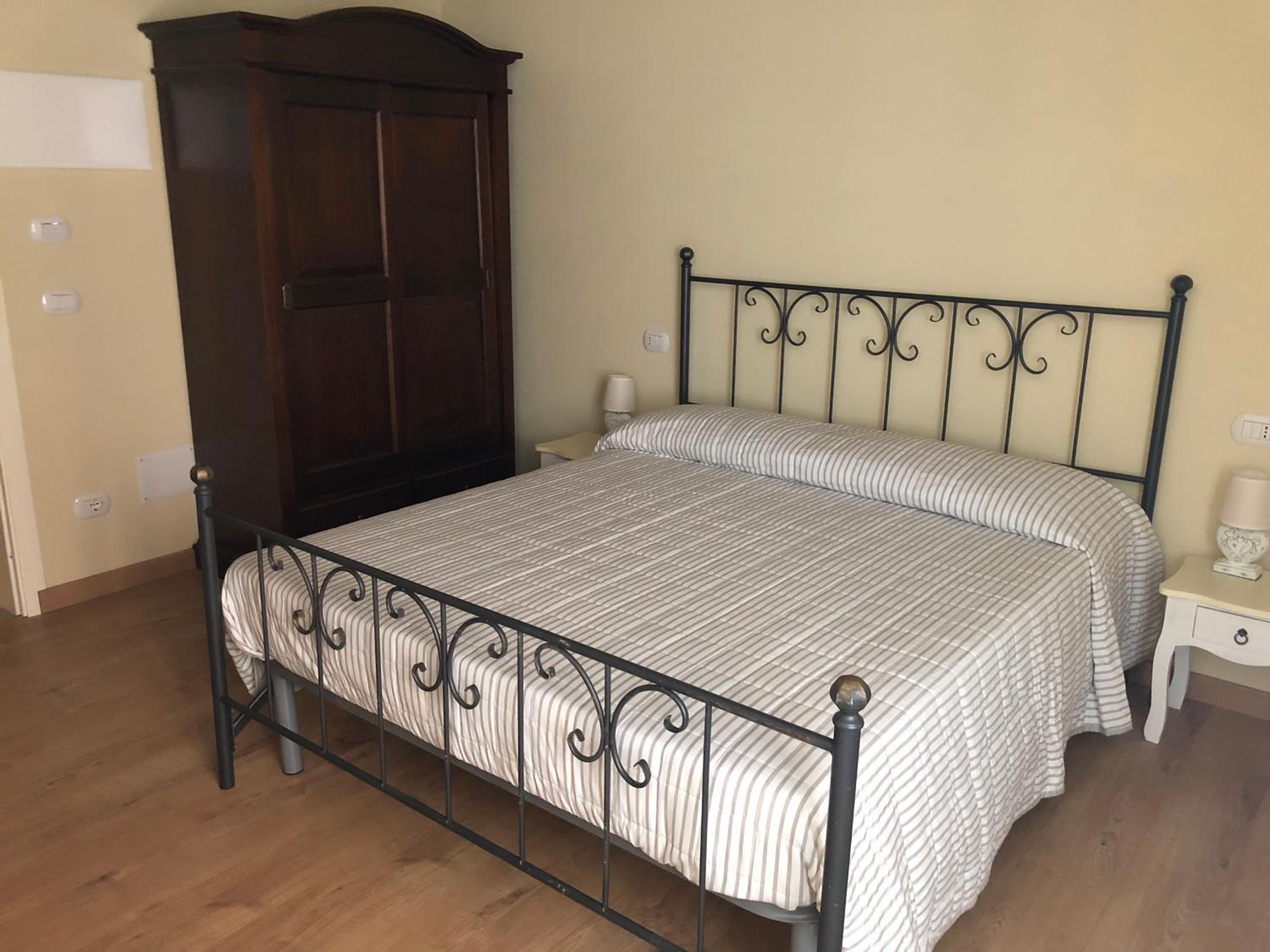 Deluxe King Room - Photo 2