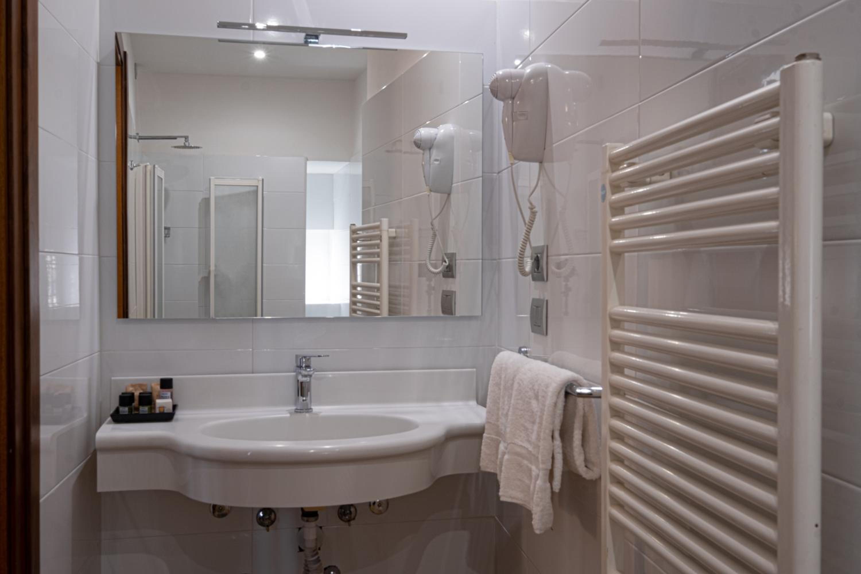 Superior Double or Twin Room - Photo 8