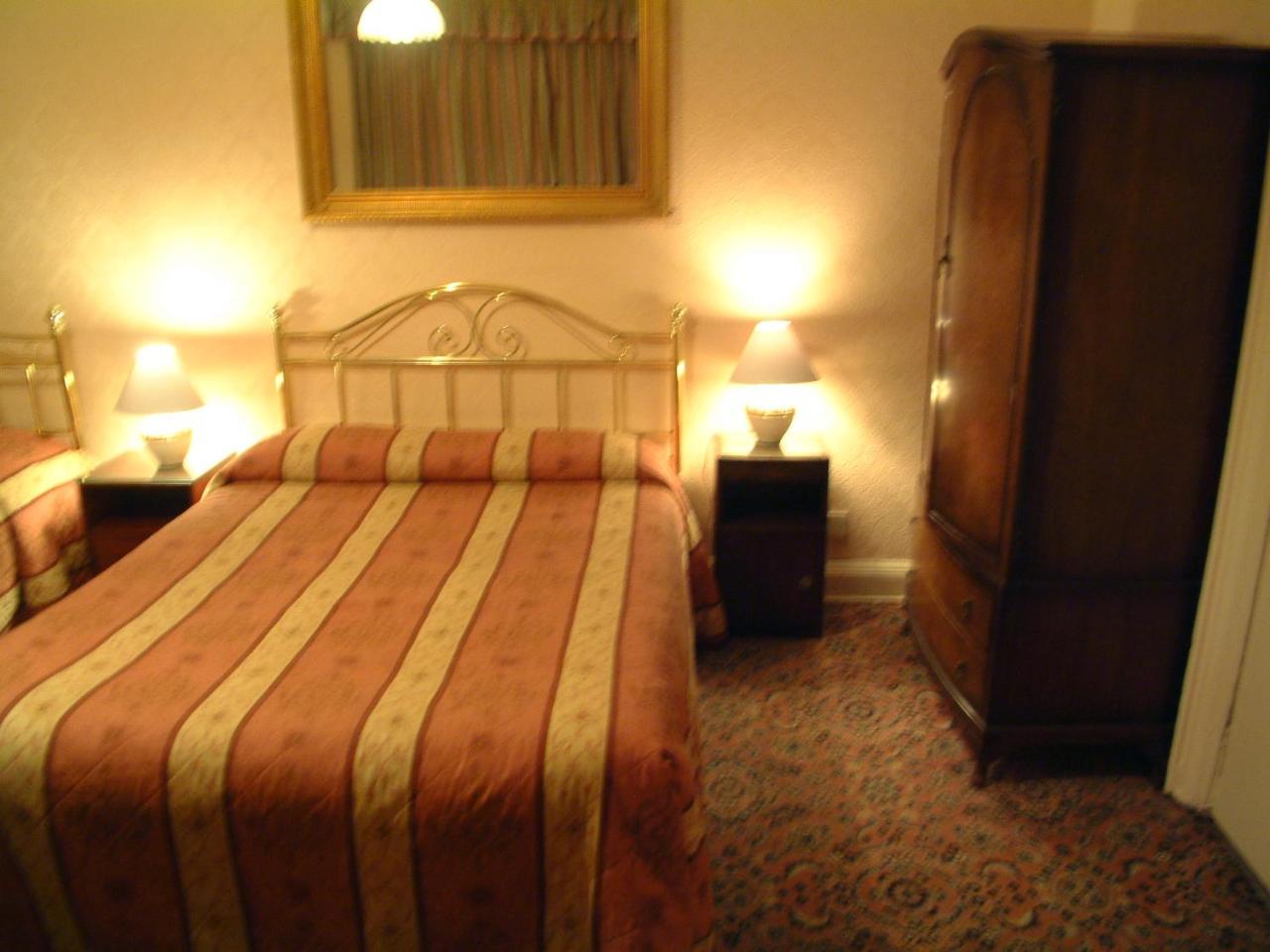 Double Room with Private External Shower Room - Photo 1