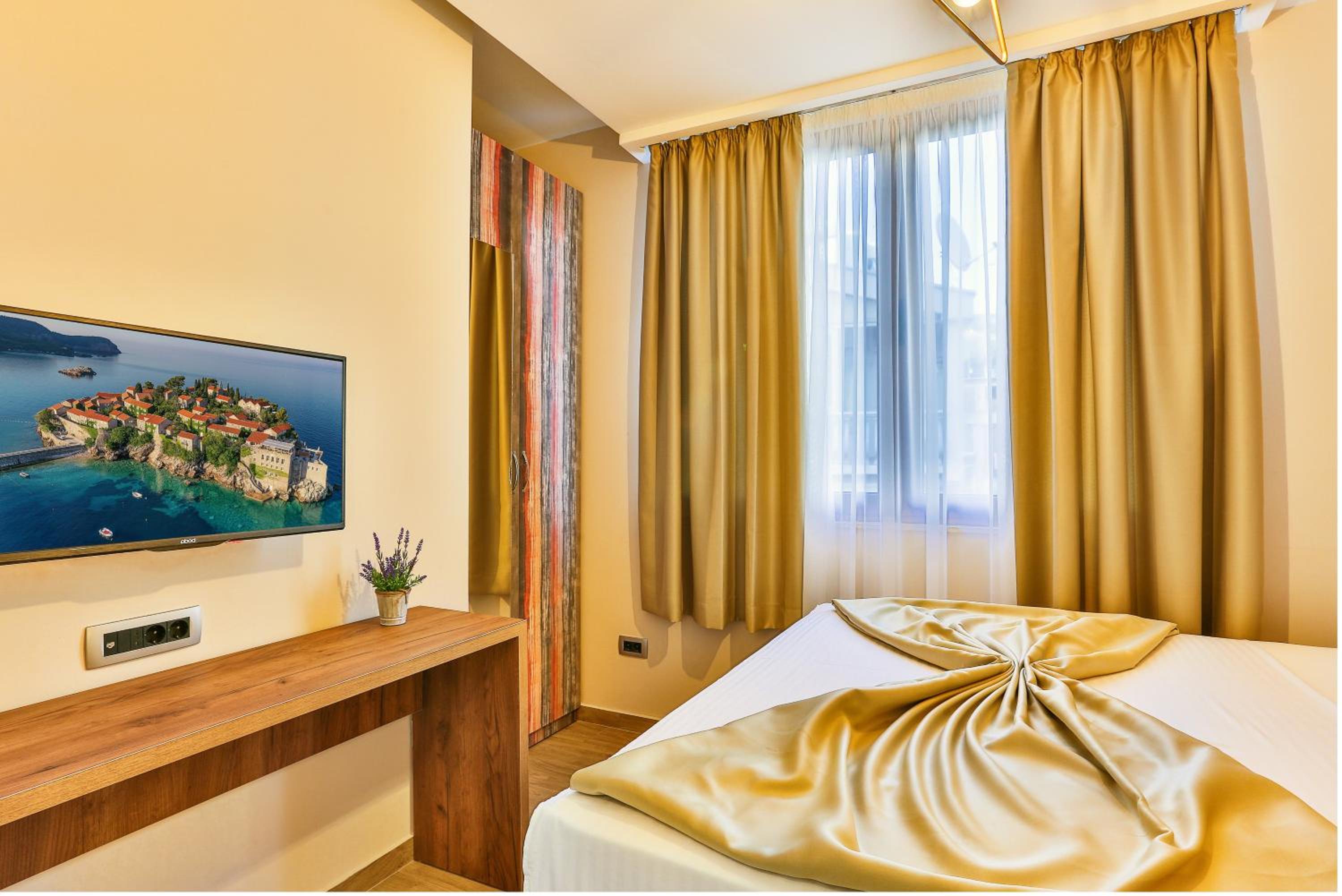 One-Bedroom Suite - Photo 1