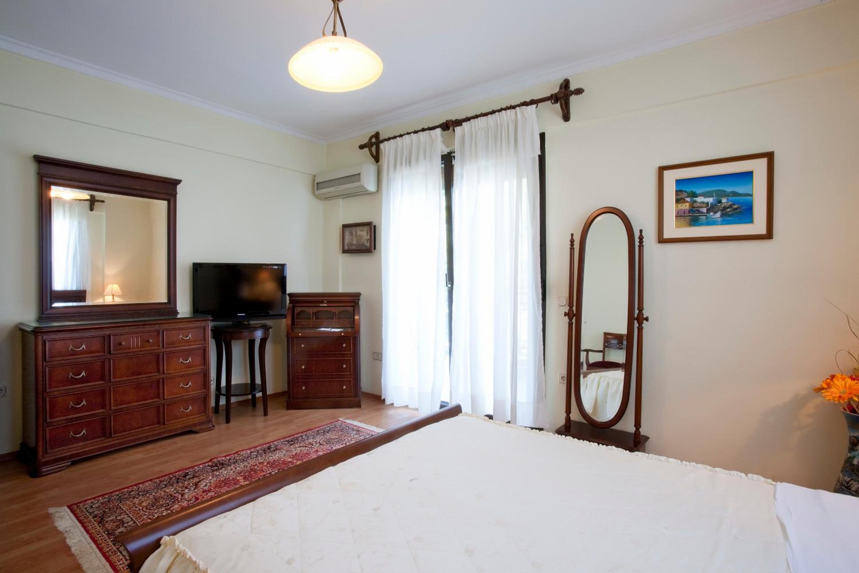 Classic Double or Twin Room with Garden View - Photo 5