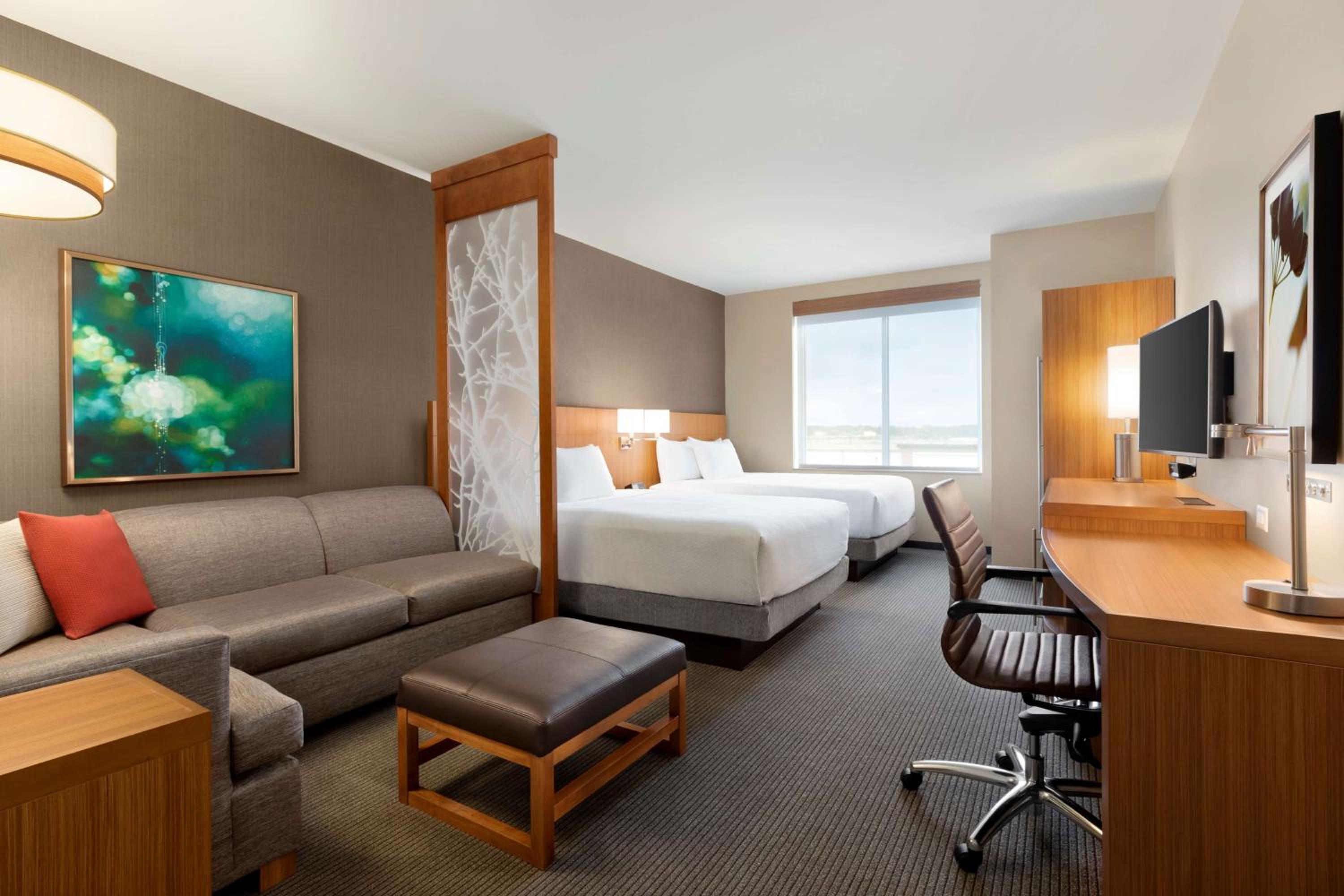 Queen Room with Two Queen Beds and Sofa Bed - High Floor photo 3