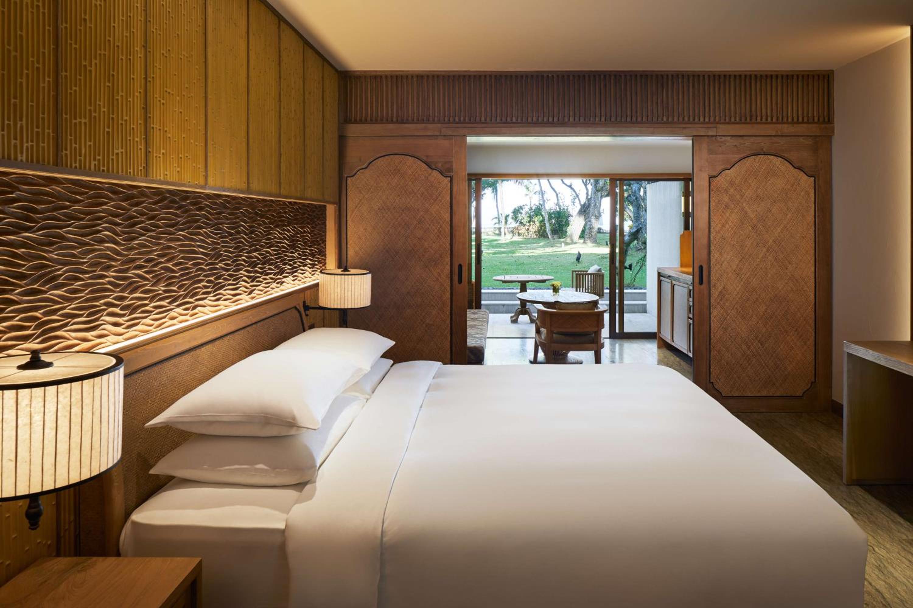 Premium King Room - Club Access  - Photo 4