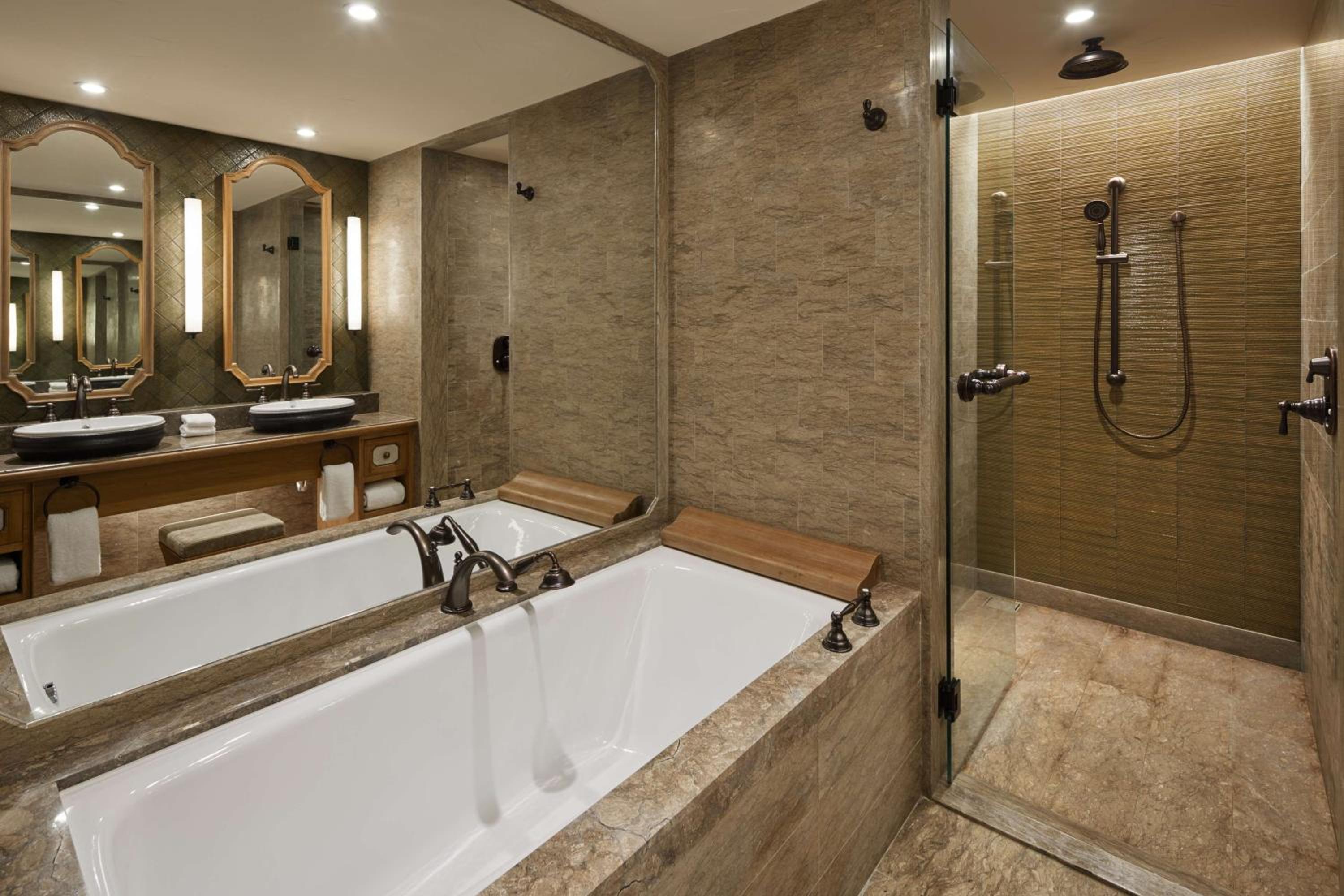 Premium King Room - Club Access  - Photo 7