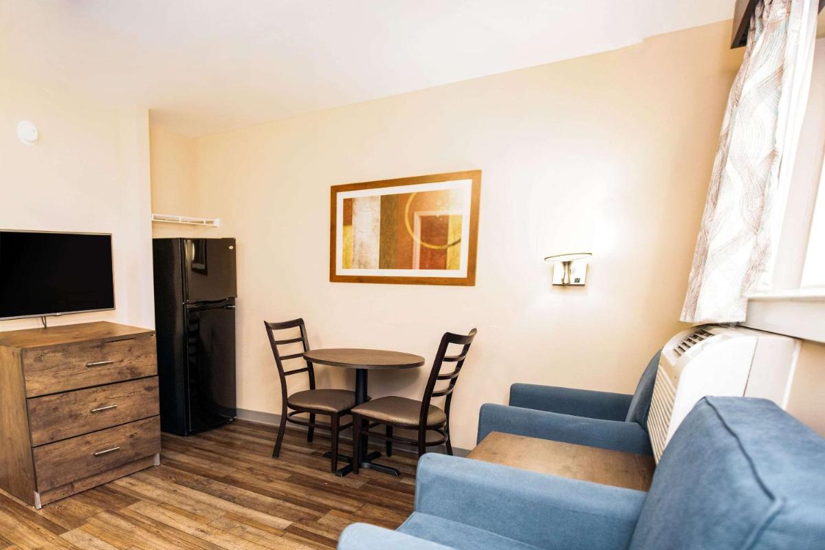  Queen Suite with Two Queen Beds - Non-Smoking - Photo 3