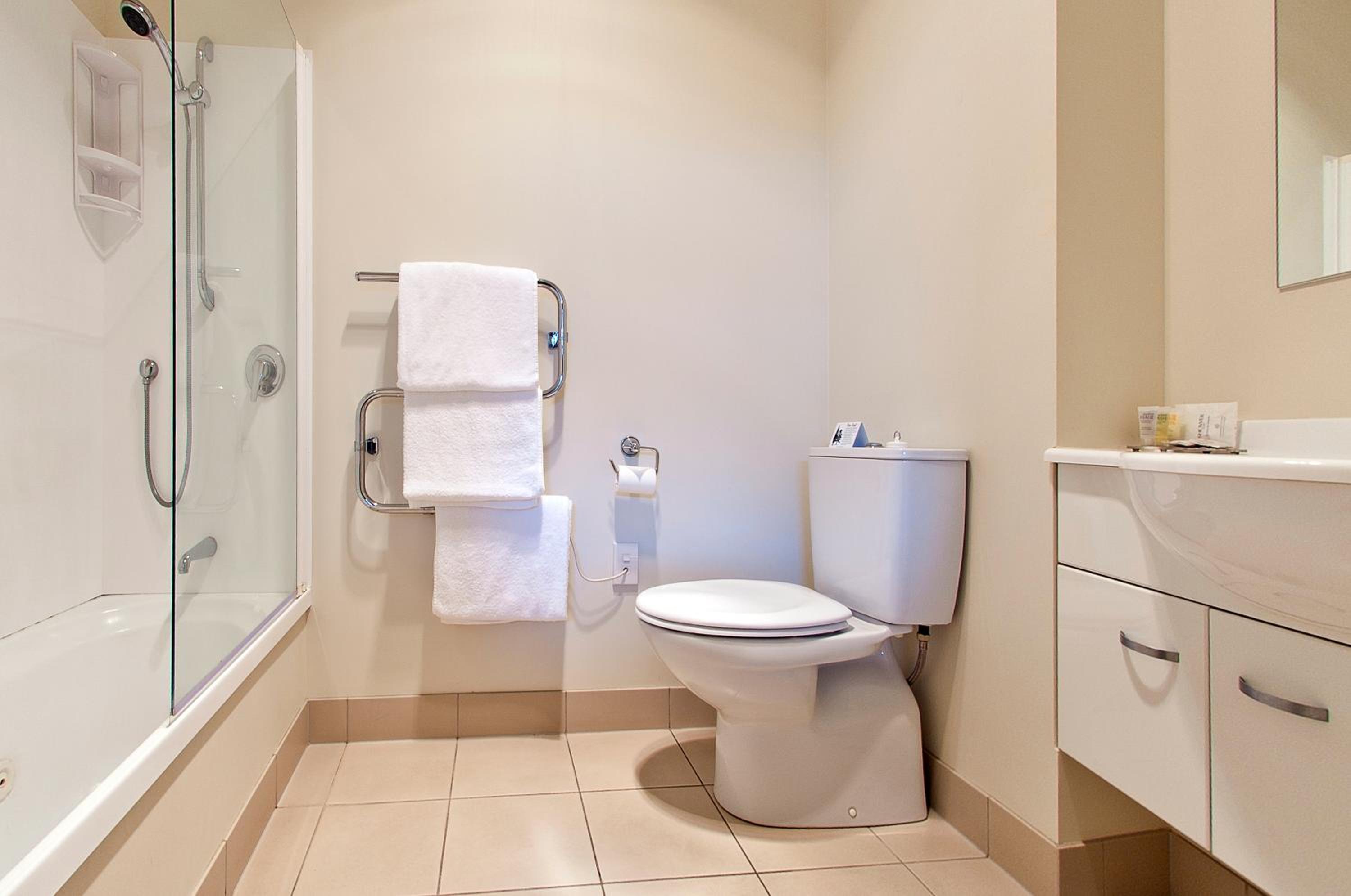 One-Bedroom Apartment Ground Floor - Photo 2