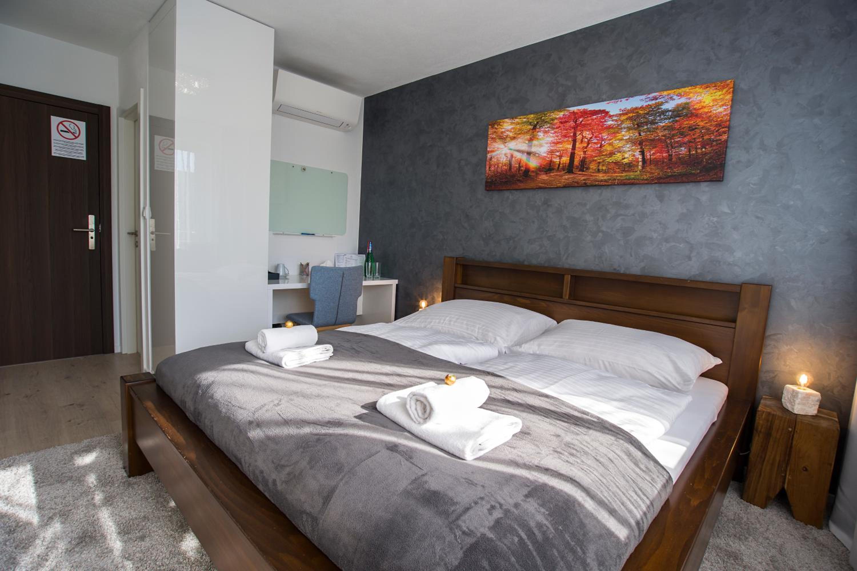 Standard Double Room - Photo 16