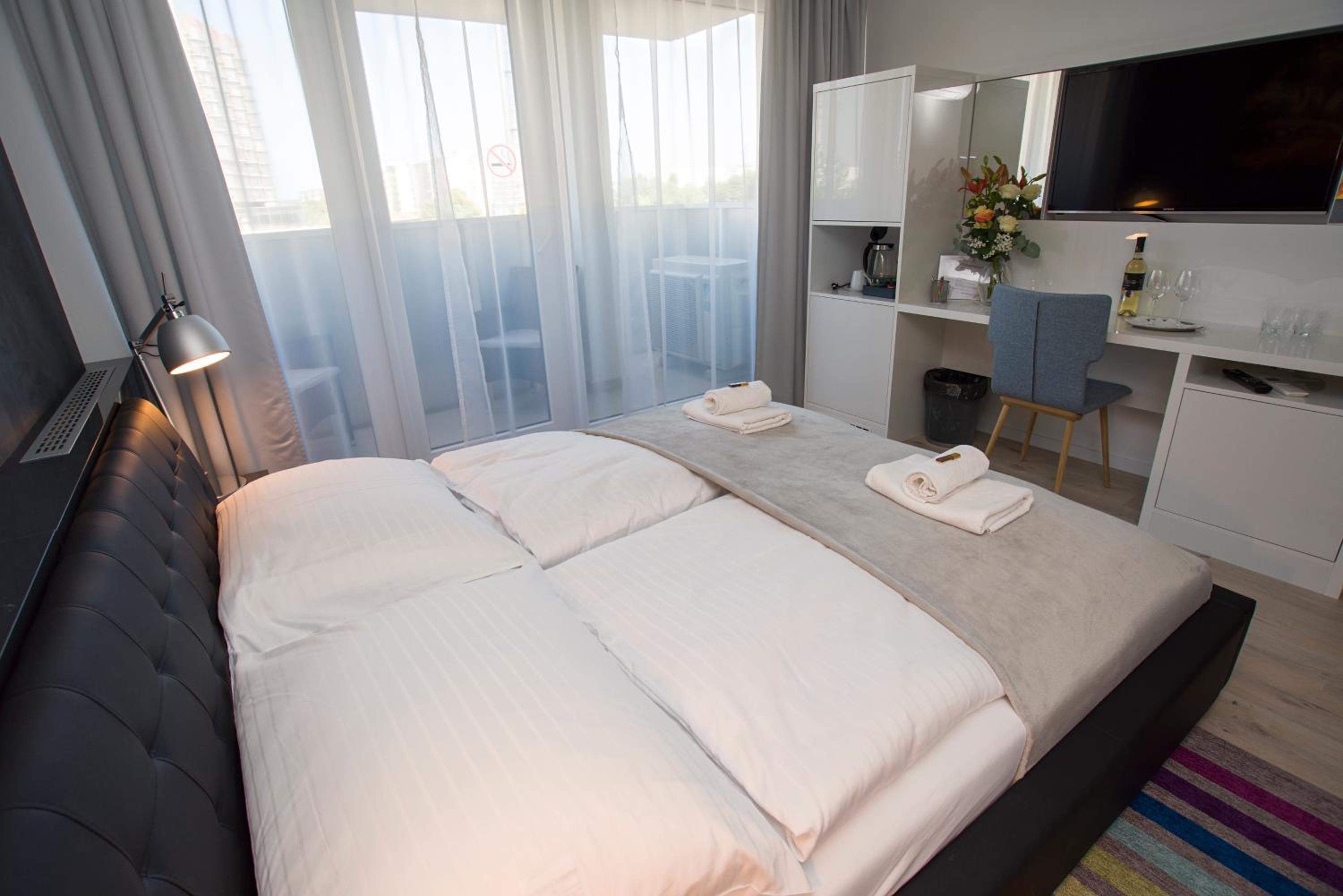 Deluxe Double Room with Balcony - Photo 5