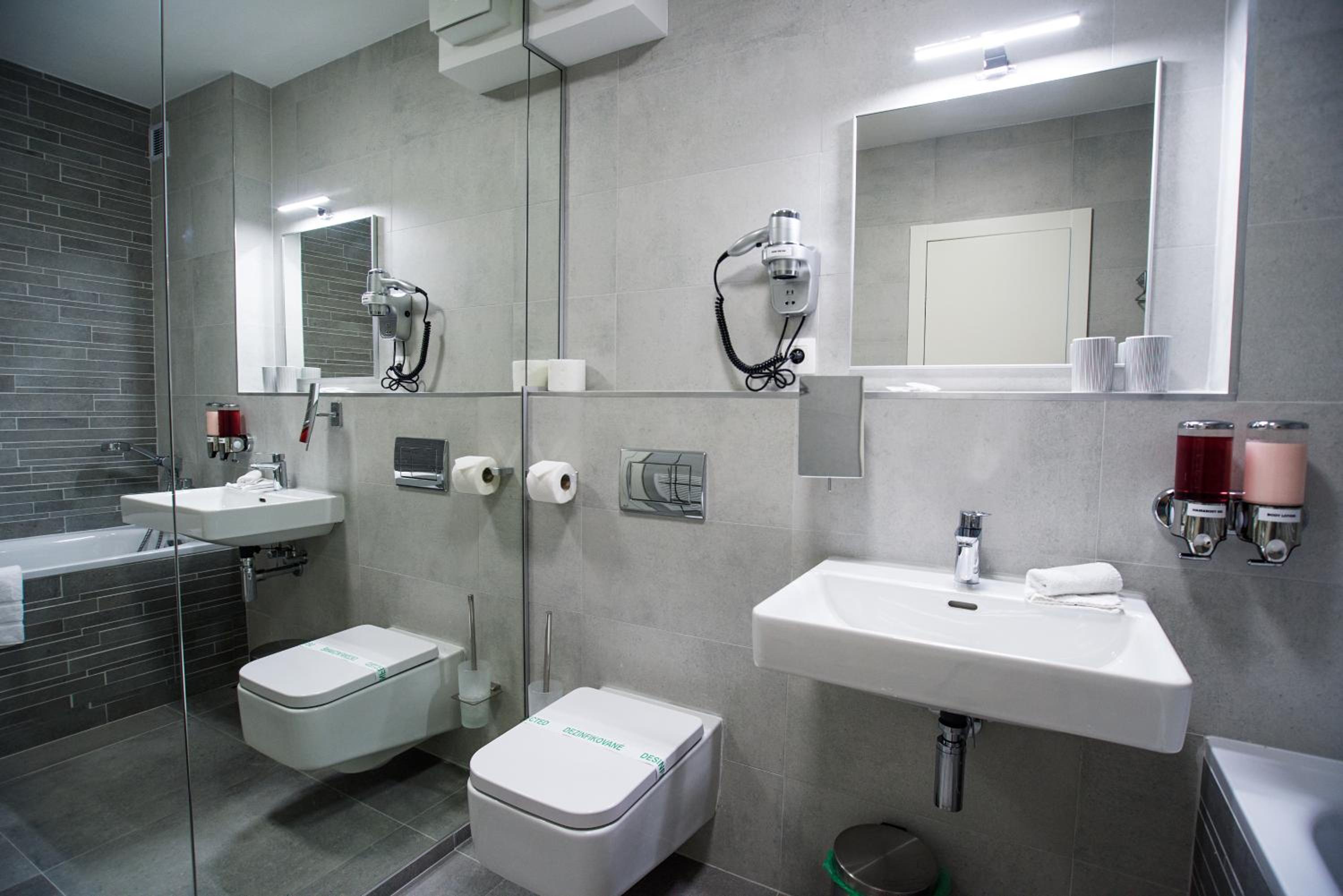 Deluxe Double Room with Balcony - Photo 7