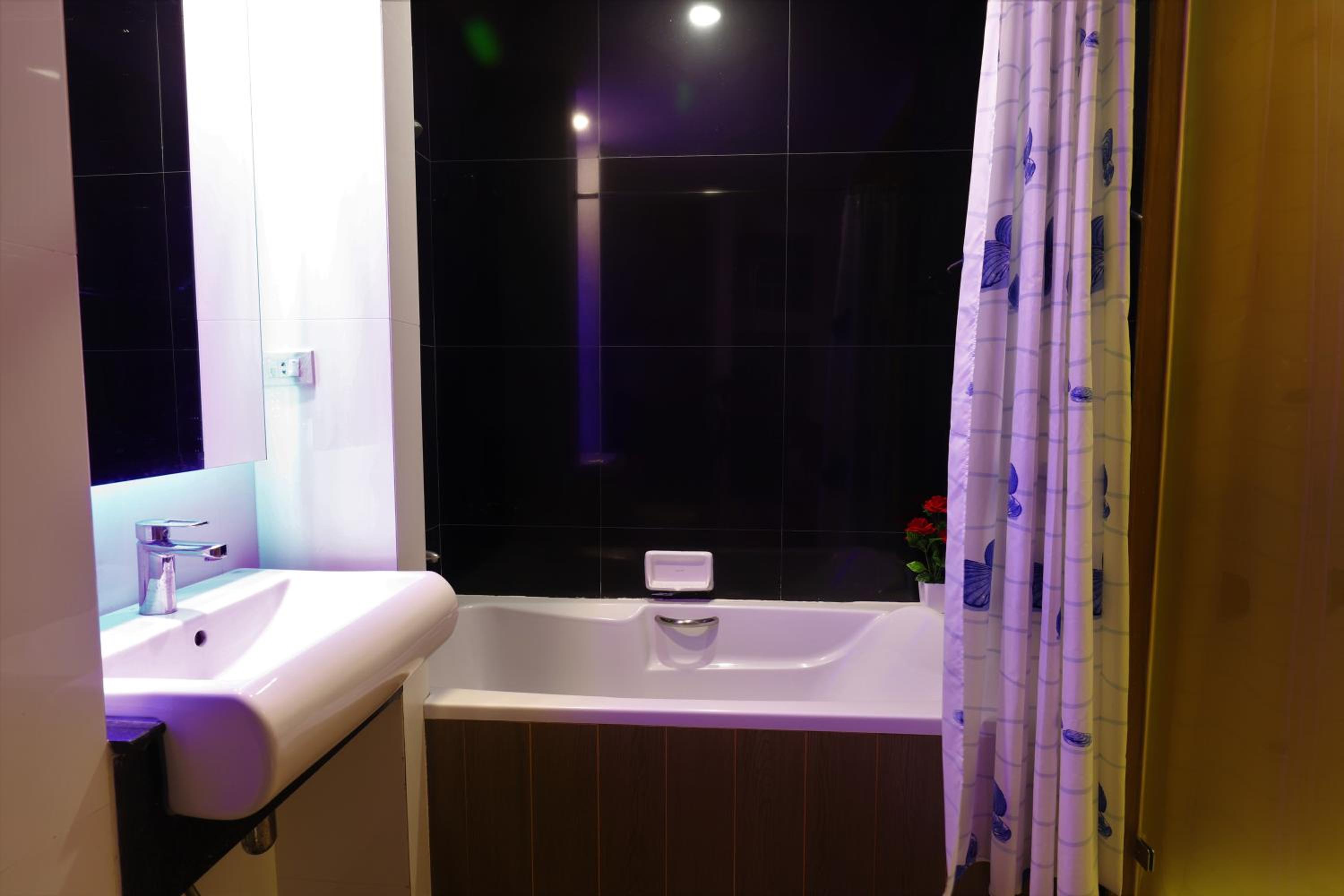 Deluxe King Room photo 2