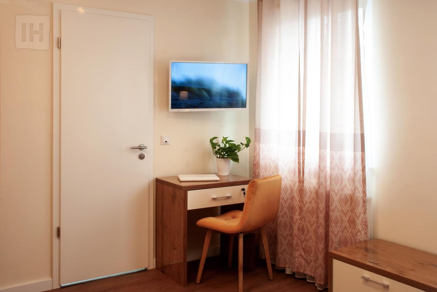 Standard Queen Room - Photo 10