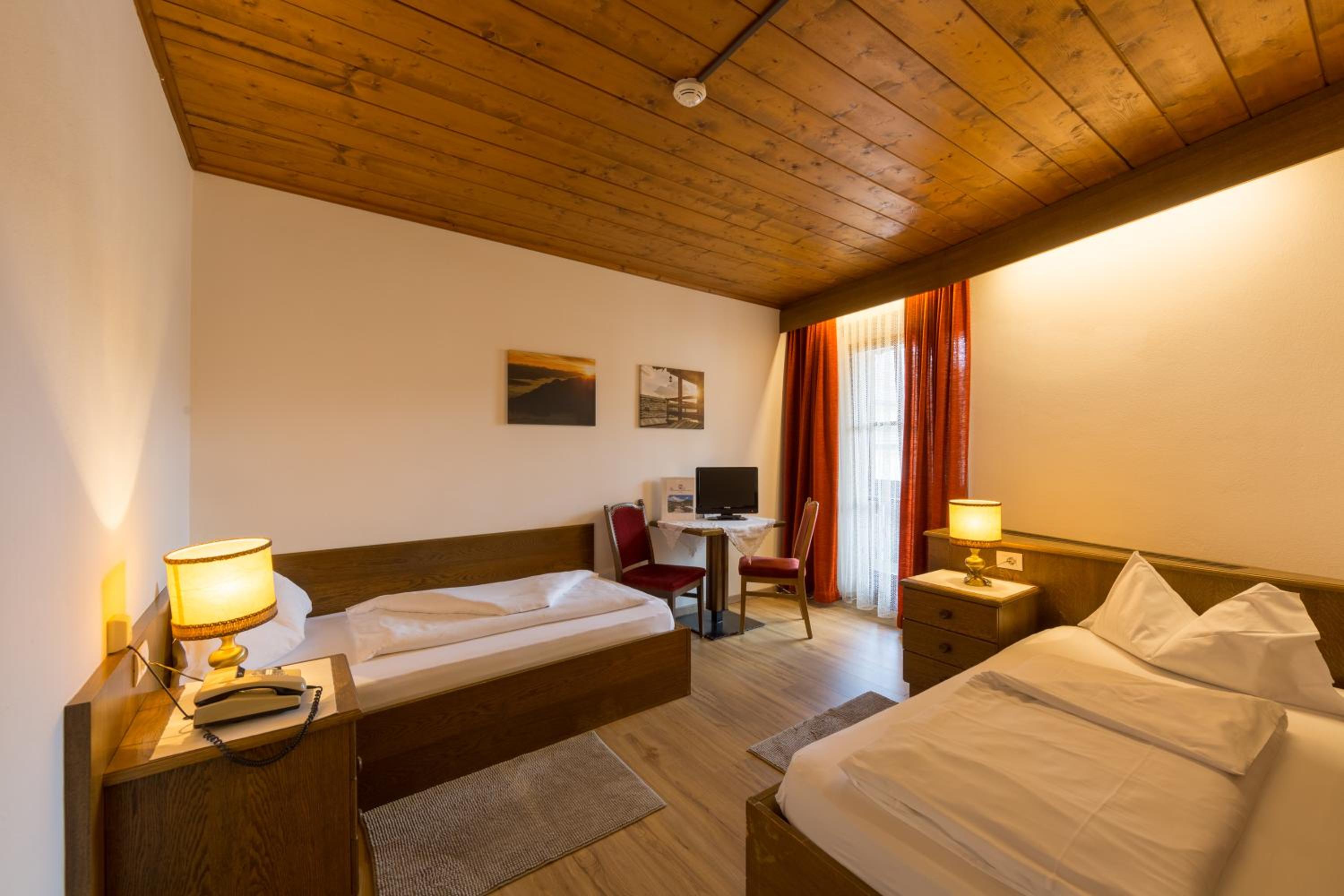 Standard Room with Two Separate Beds photo 3