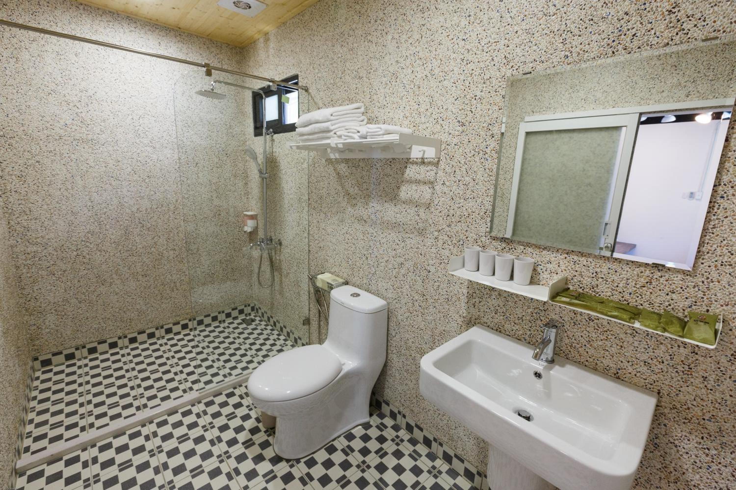 Quadruple Room with Private Bathroom photo 3