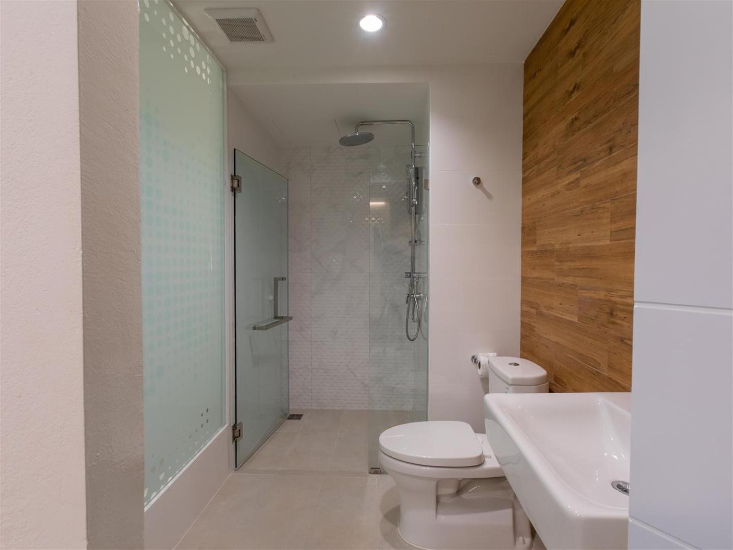 Deluxe King Suite - Photo 2