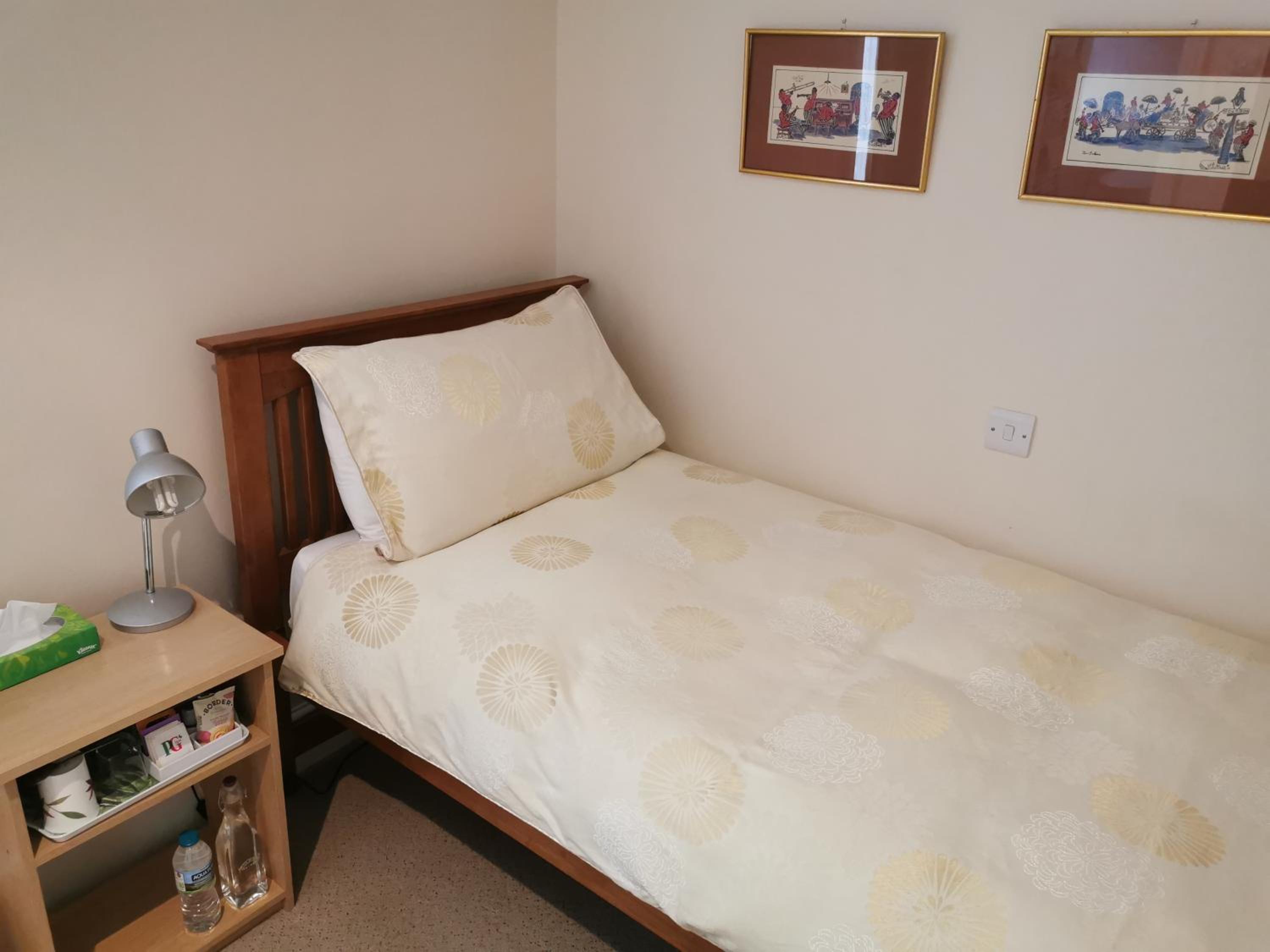 Single Room with Private Bathroom photo 2