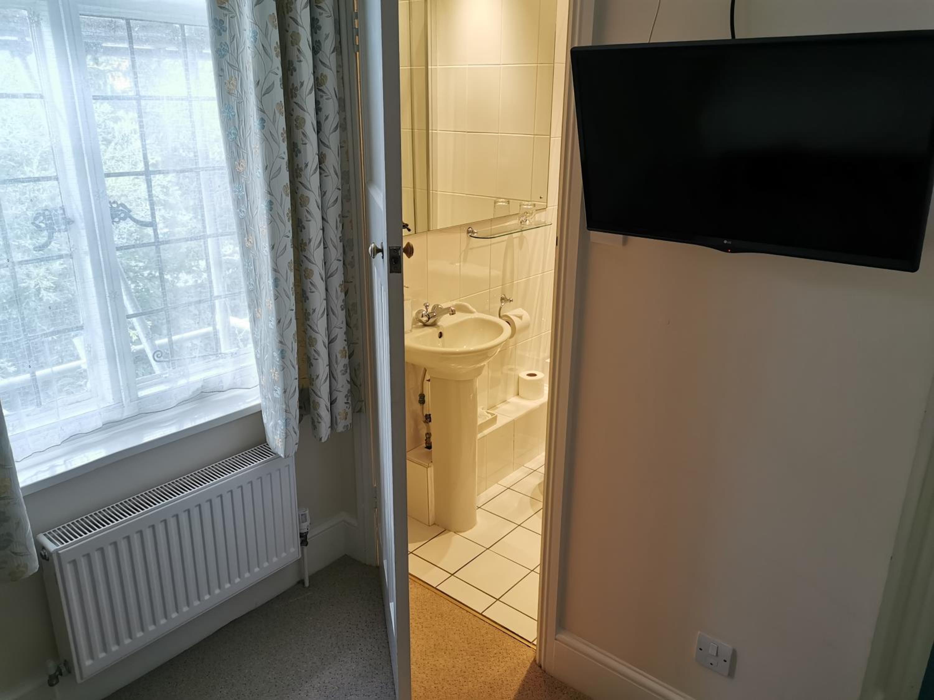 Single Room with Shower photo 3