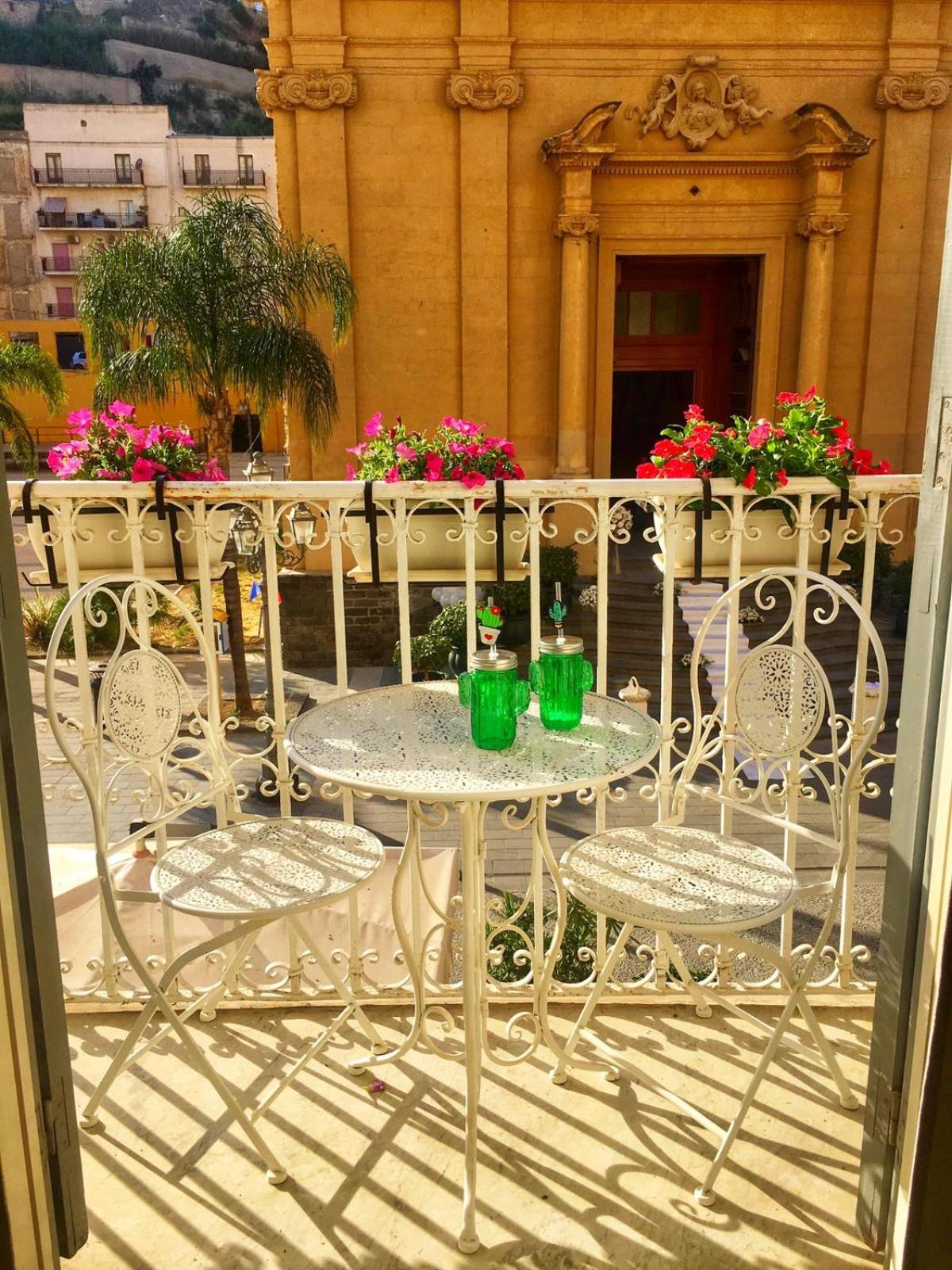 Deluxe Double Room with Balcony - Photo 7