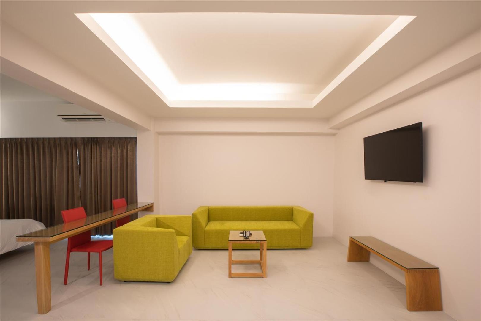 Deluxe King Suite - Photo 3