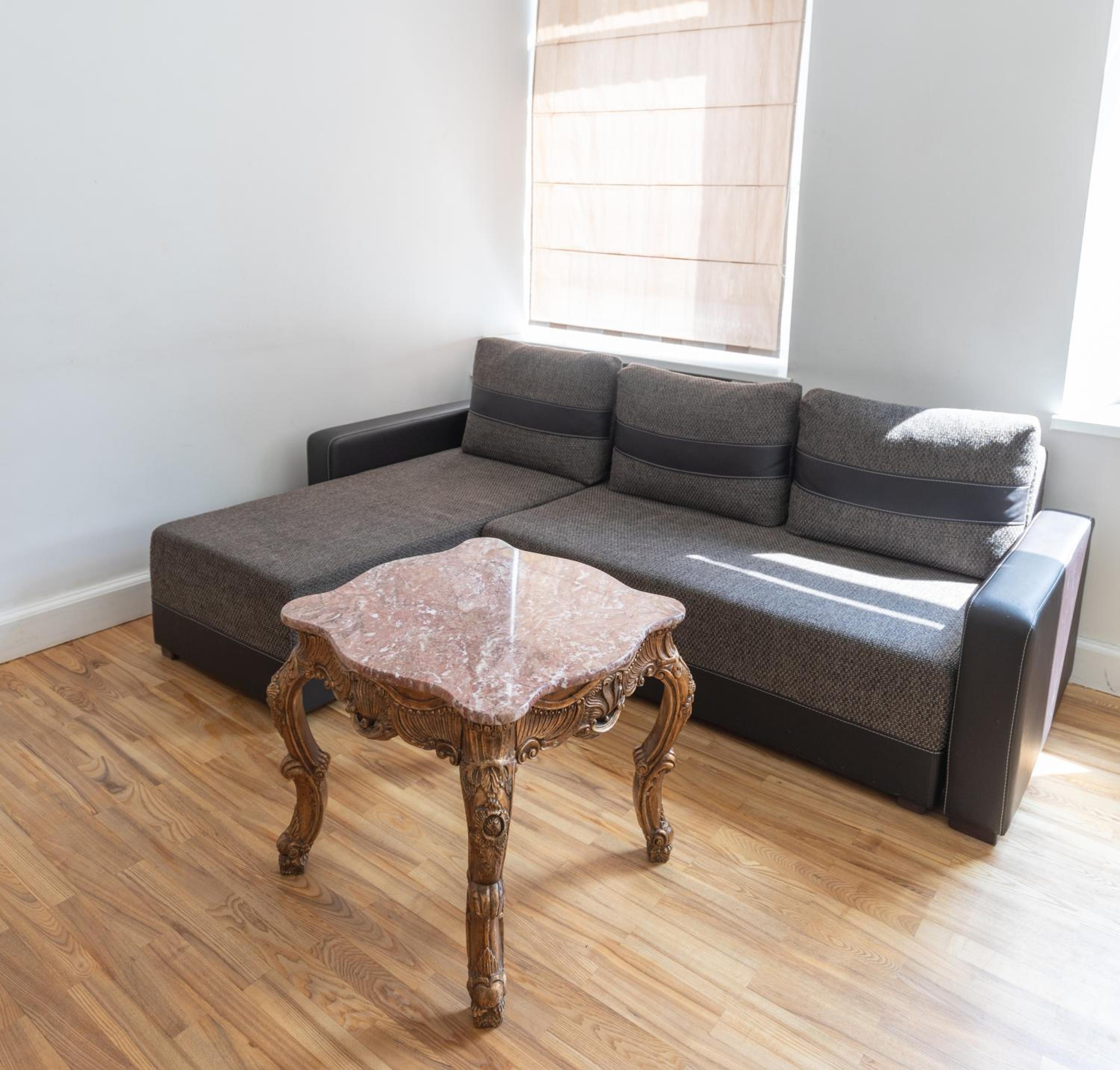 Apartment with Balcony - Photo 3