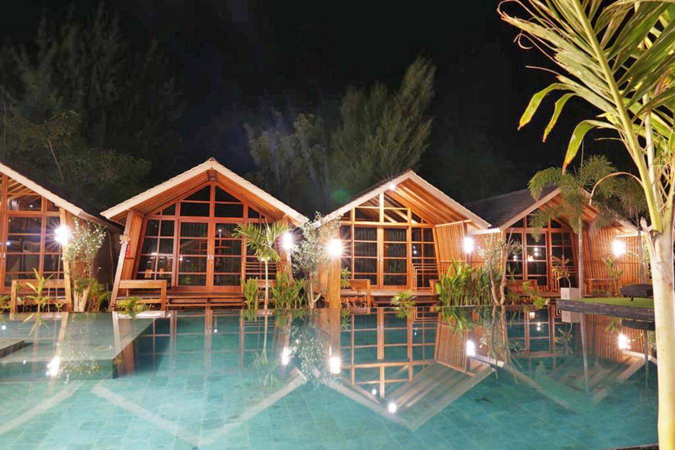Bungalow Twin with Pool View - Photo 10