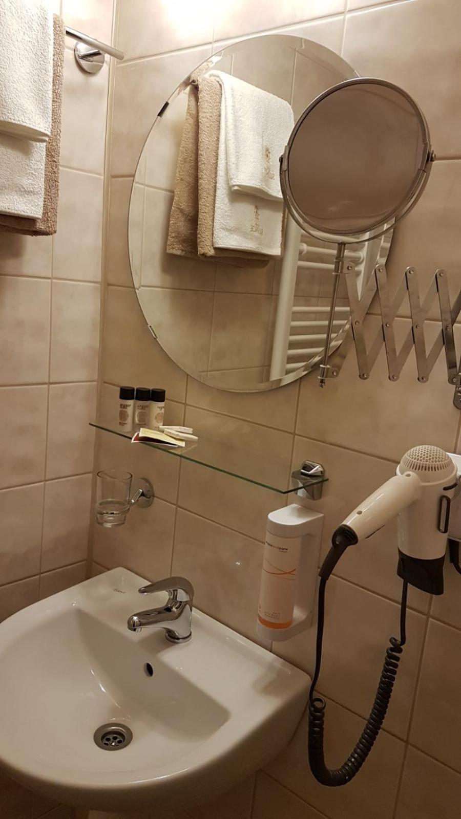 Double or Twin Room with Access to Wellness - Photo 17