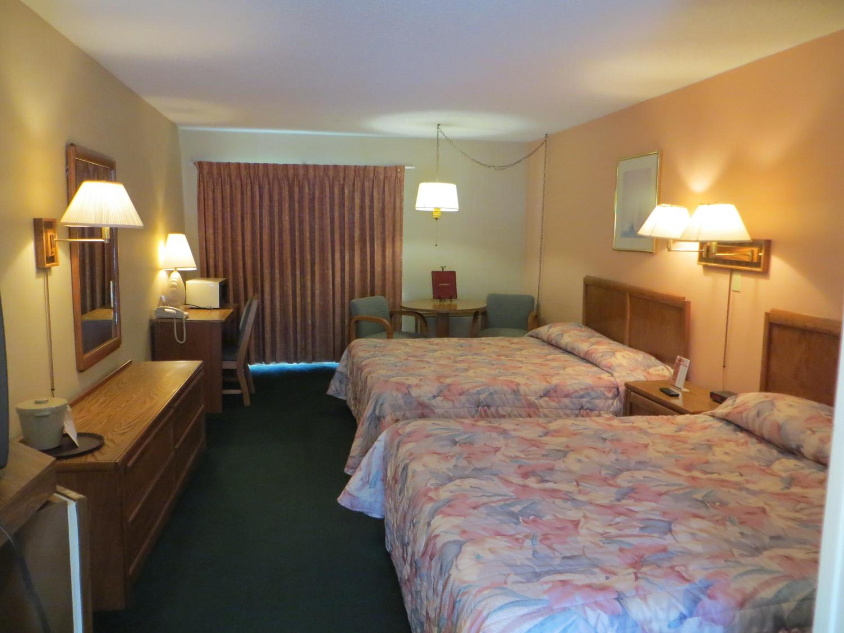 Queen Room with Two Queen Beds photo 3