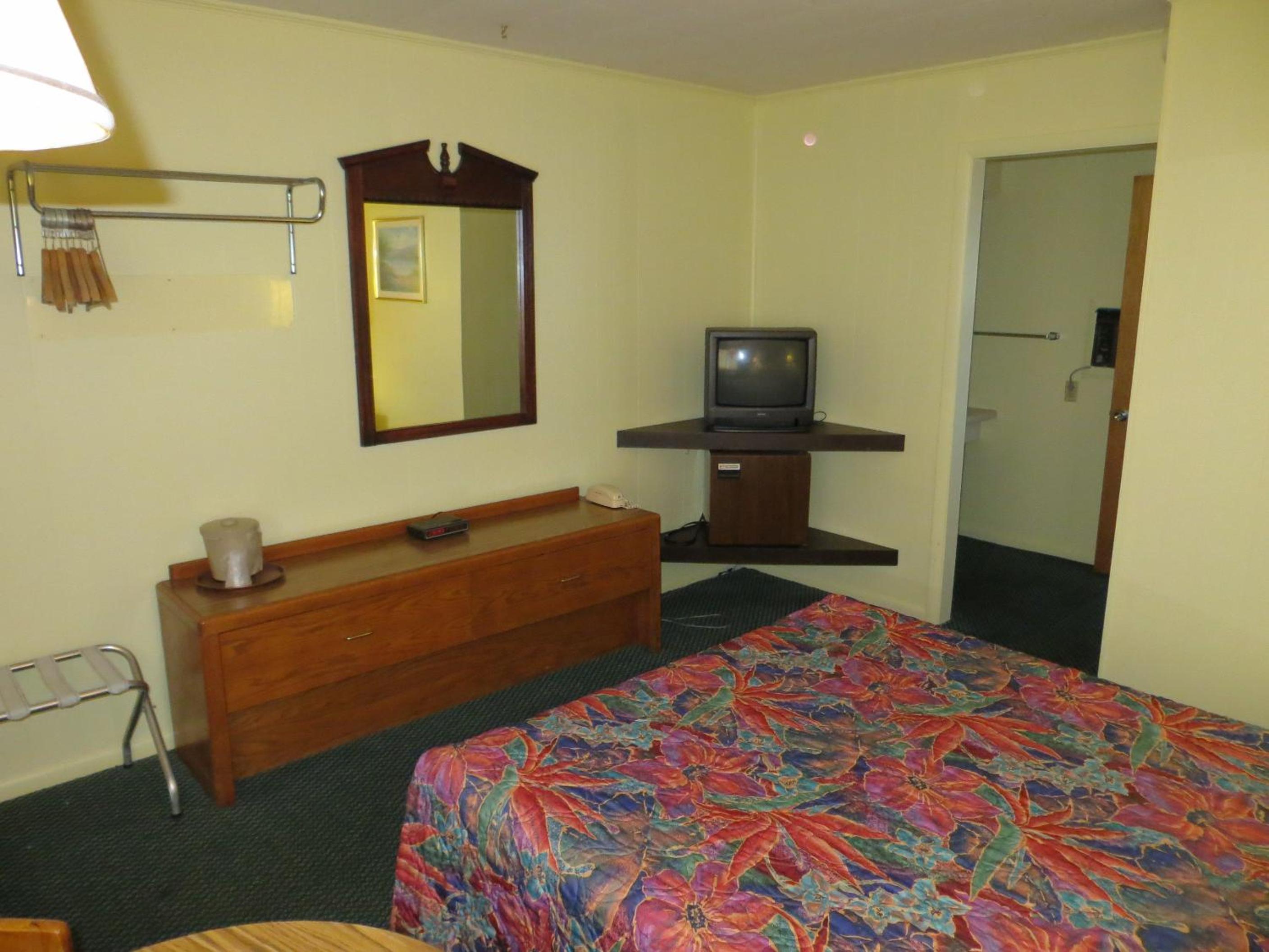 Queen Room photo 2
