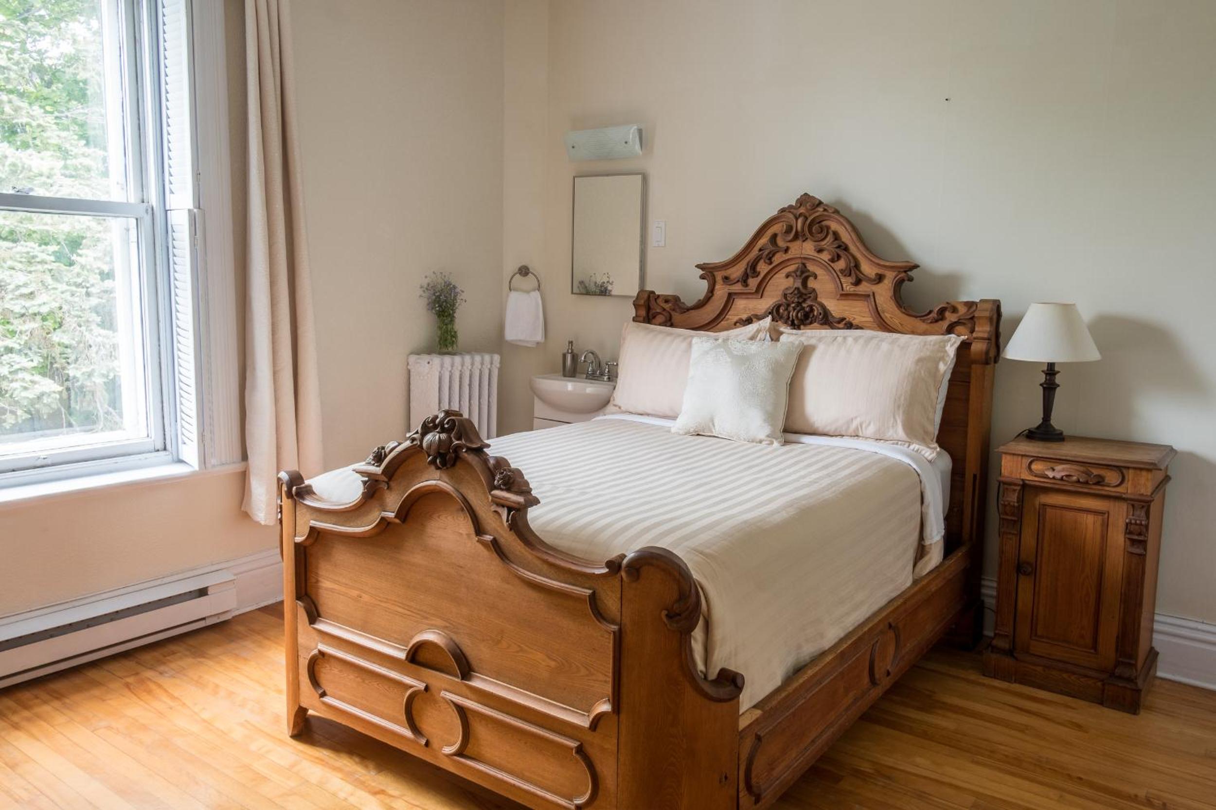 Double Room with Shared Bathroom photo 2