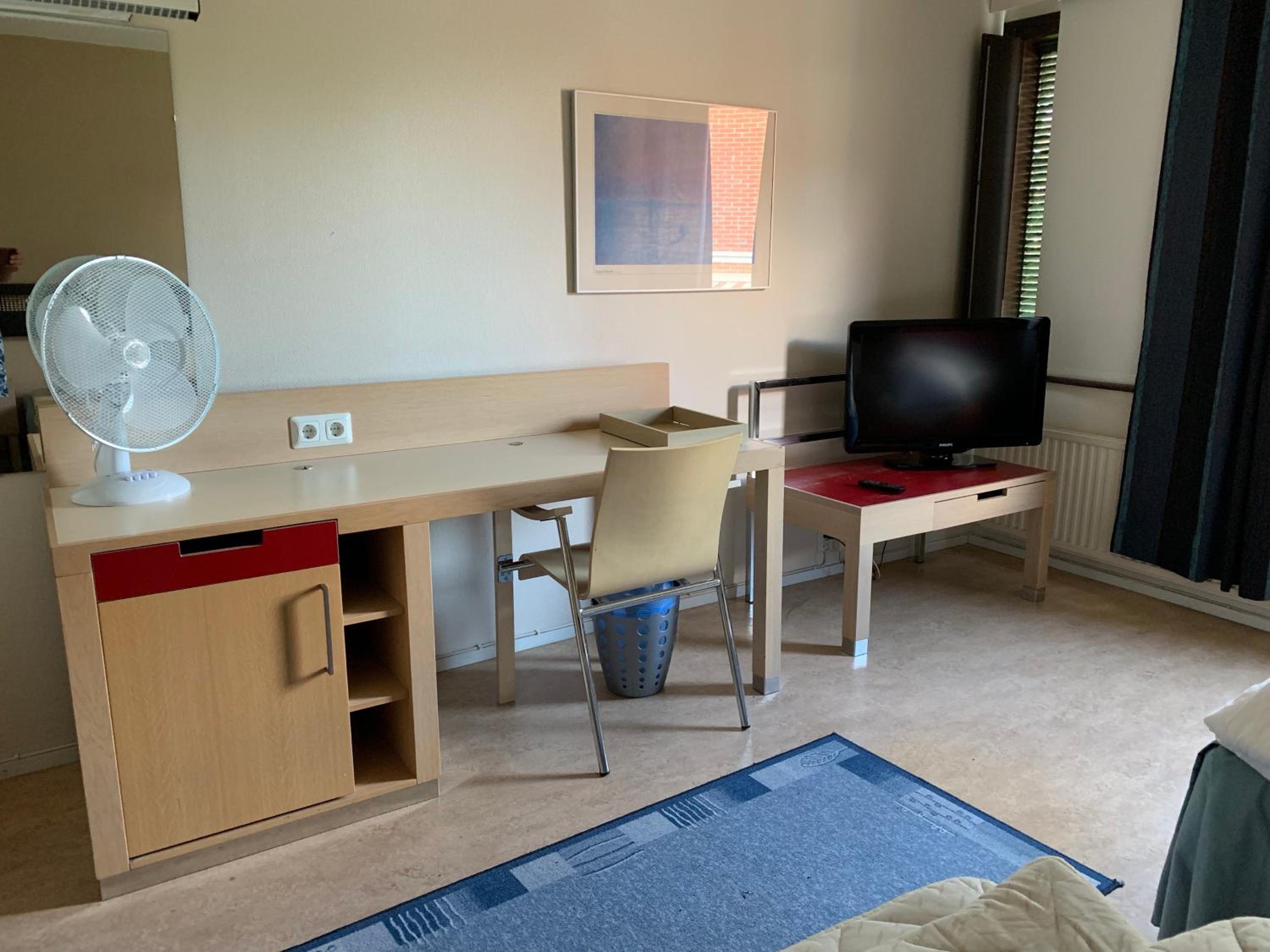 Economy Twin Room - Photo 12