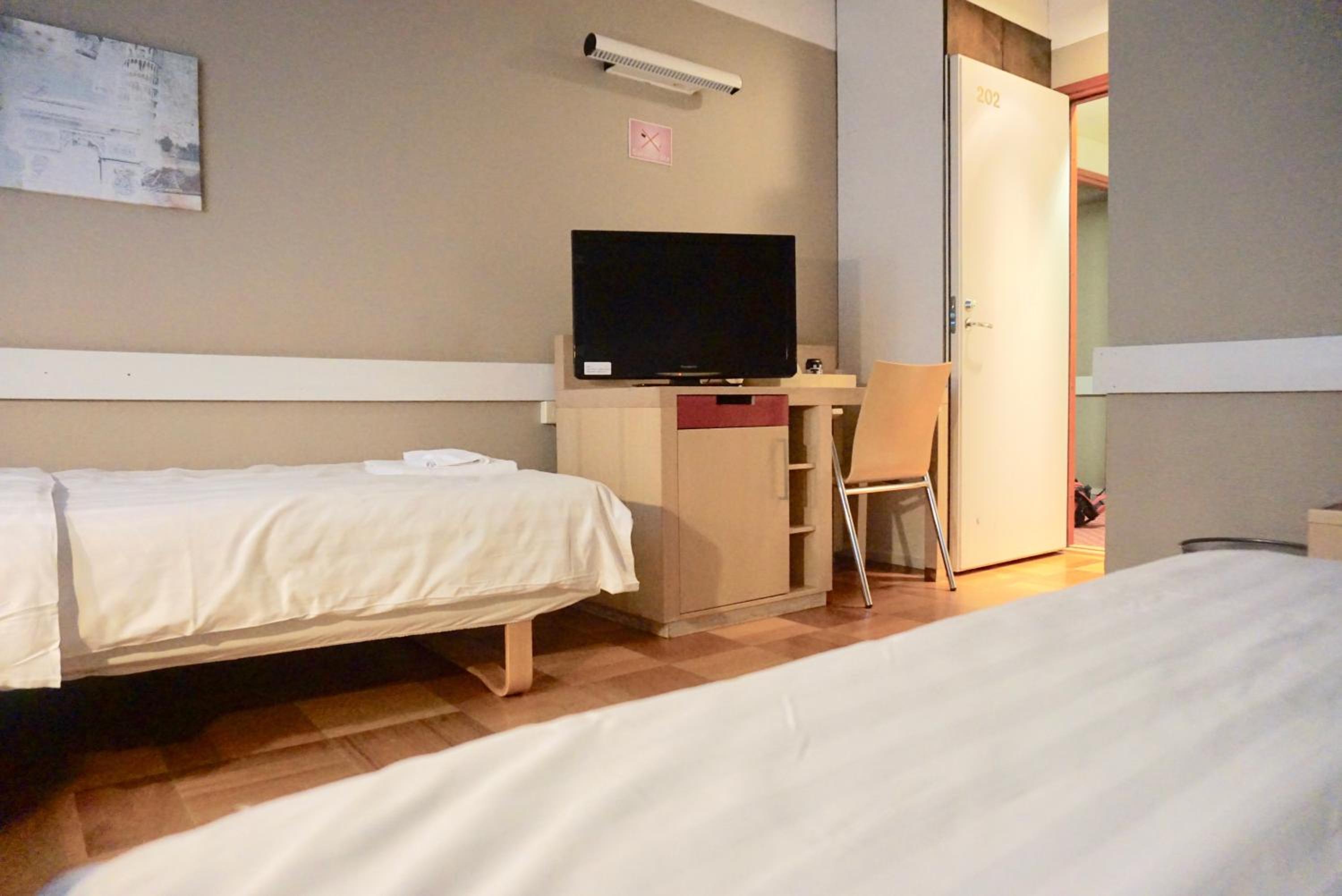 Economy Twin Room - Photo 13