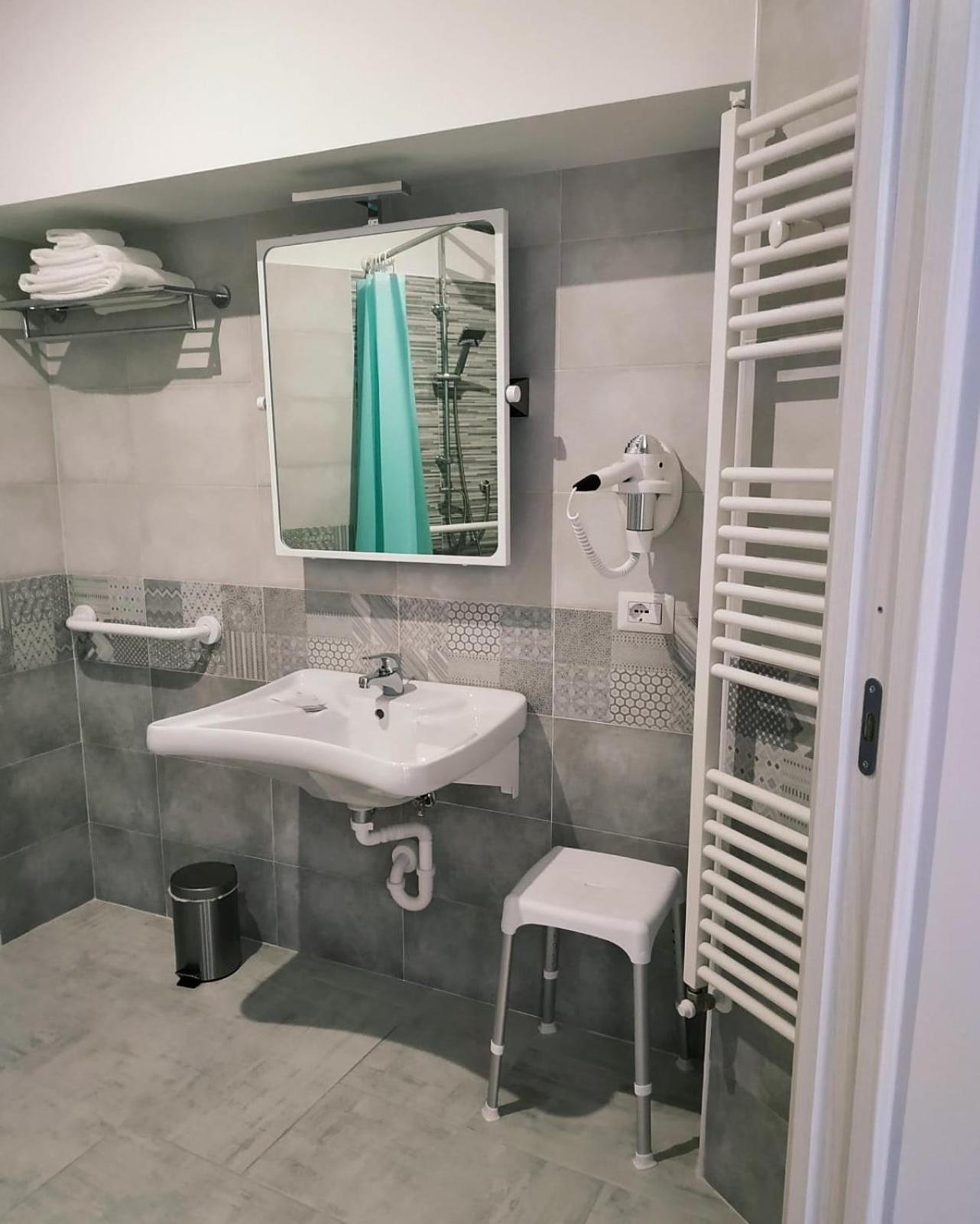 Double or Twin Room - Disability Access - Photo 5