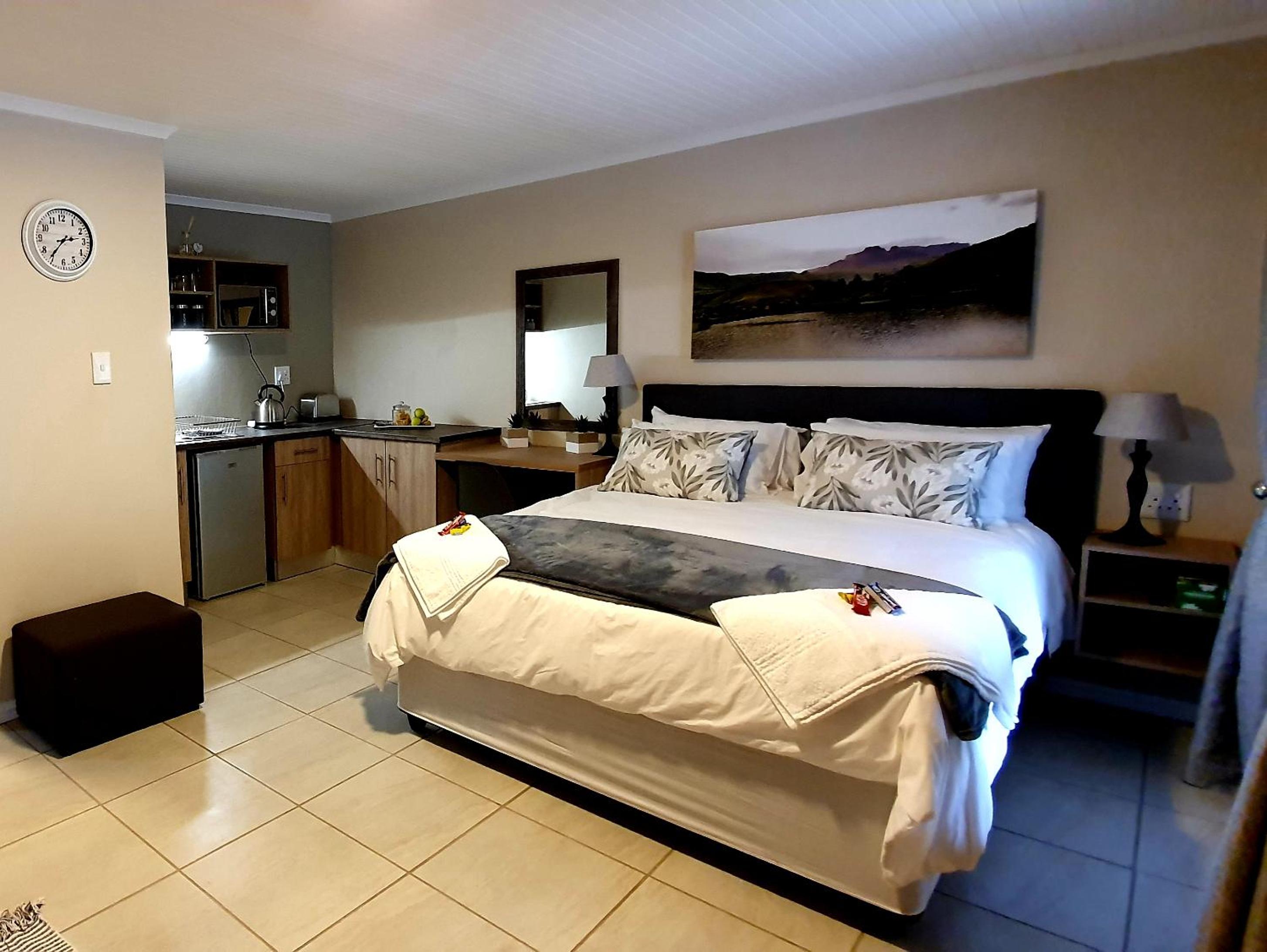 Deluxe Double Room (2 Adults + 1 Child) photo 1