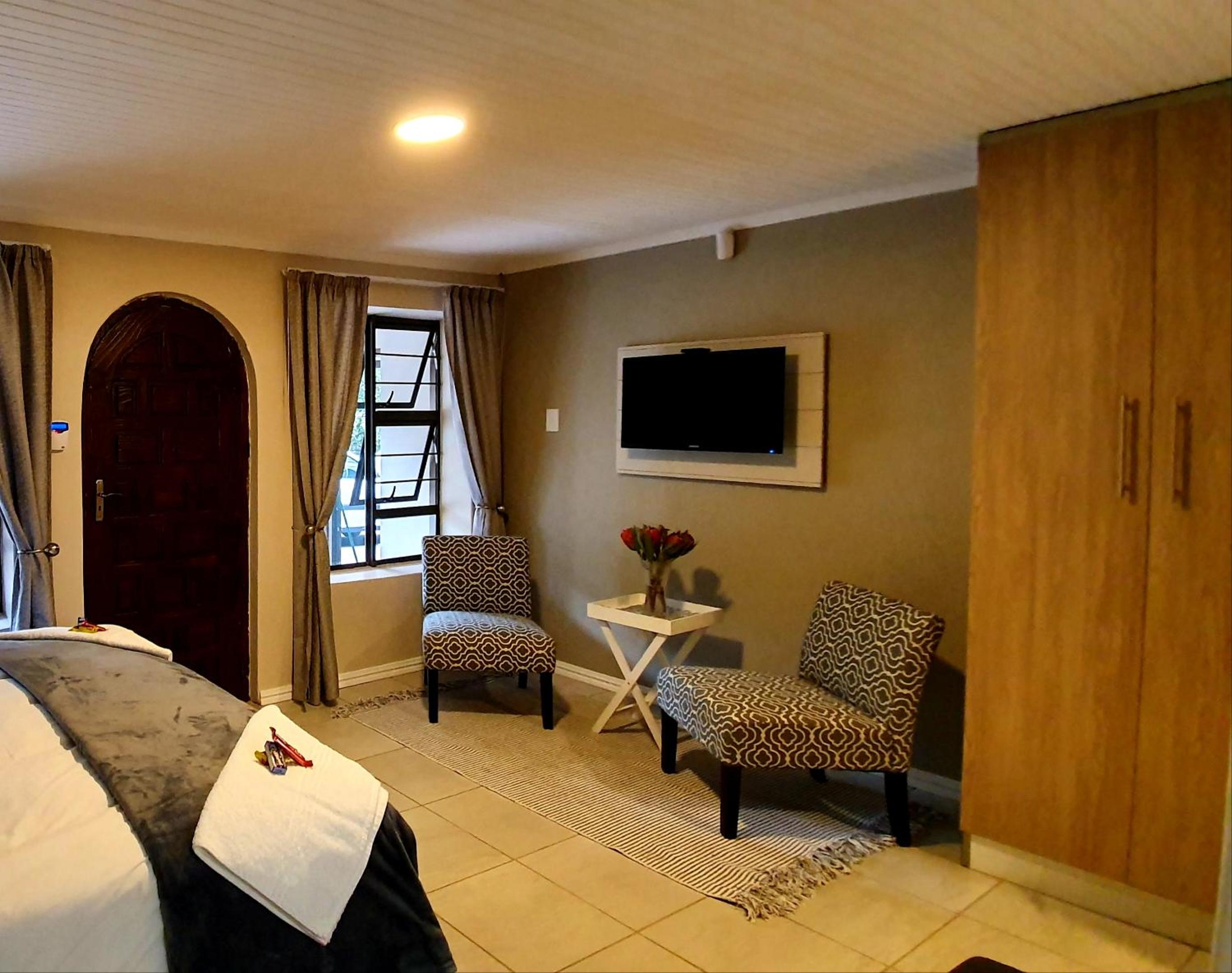 Deluxe Double Room (2 Adults + 1 Child) photo 2