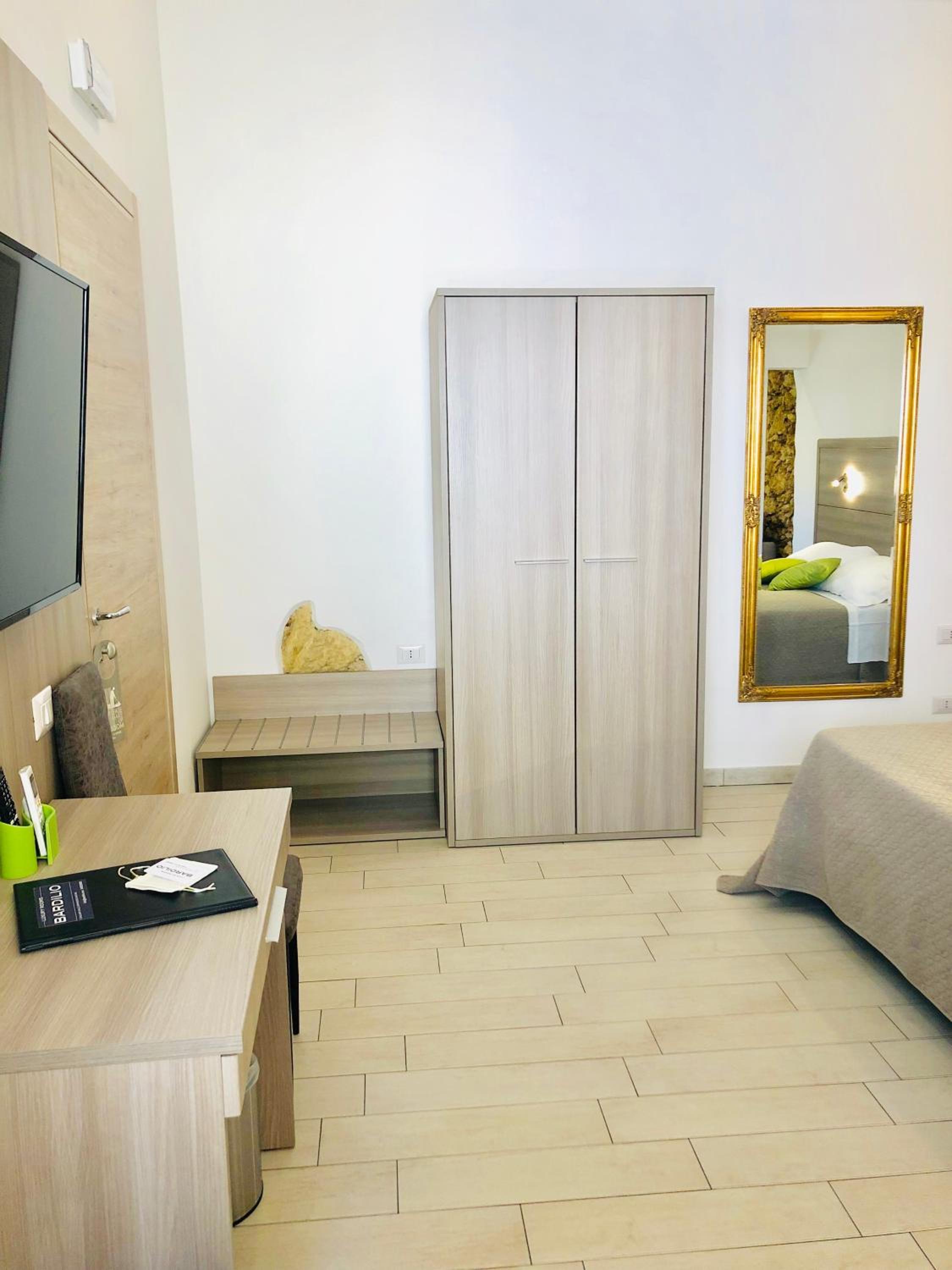 Triple Room with Private Bathroom - Photo 9