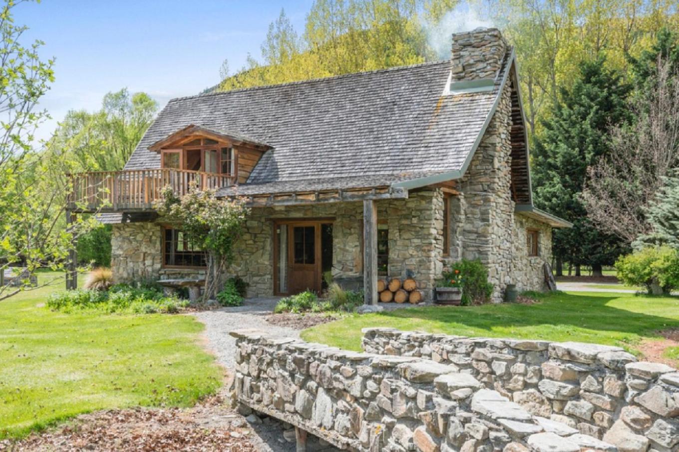Five-Bedroom House - Photo 17