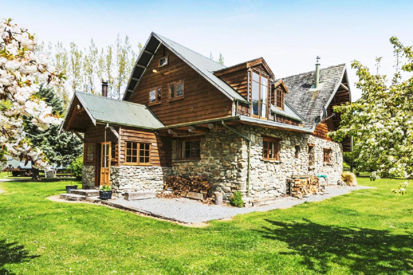 Five-Bedroom House - Photo 3