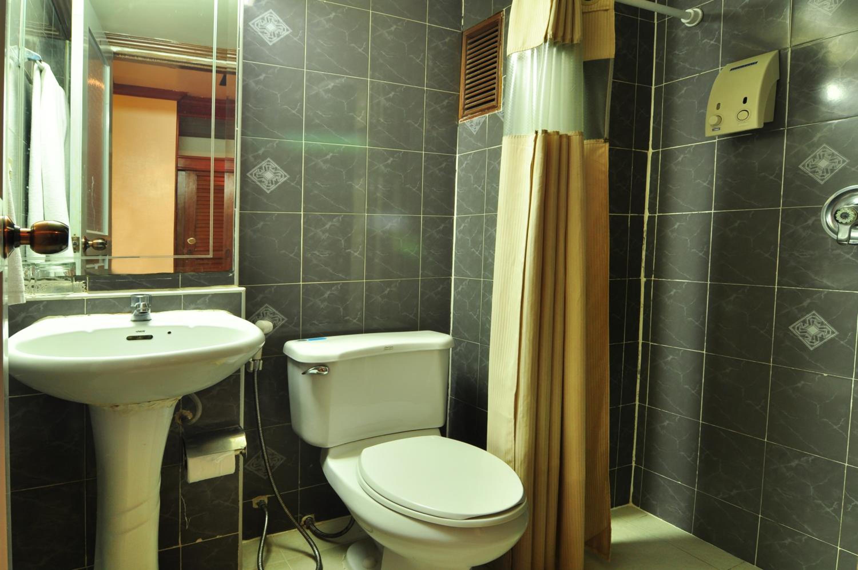 Standard Double Room - Photo 9