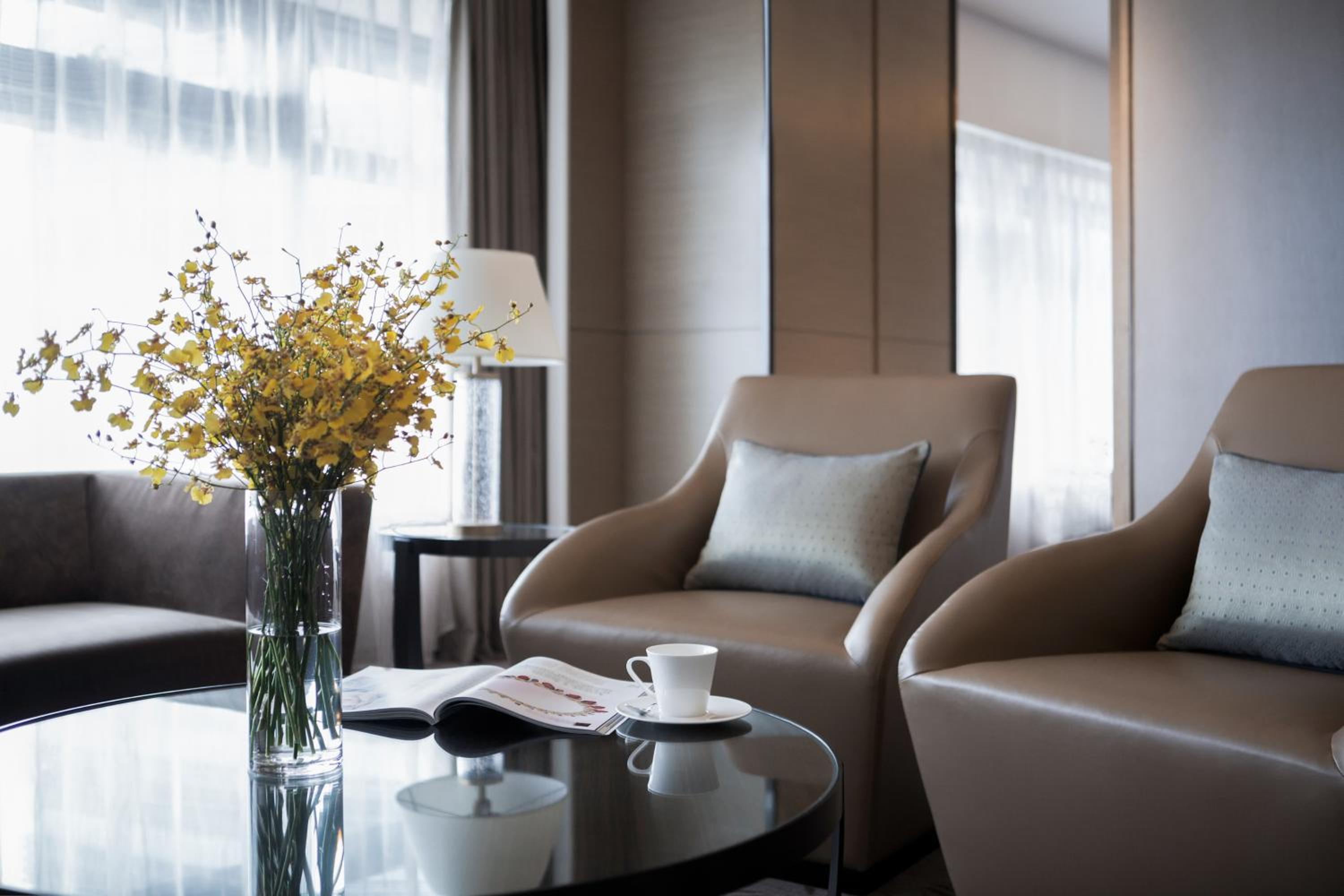 Deluxe Executive Room with One King Bed and Lounge Access - High Floor photo 1