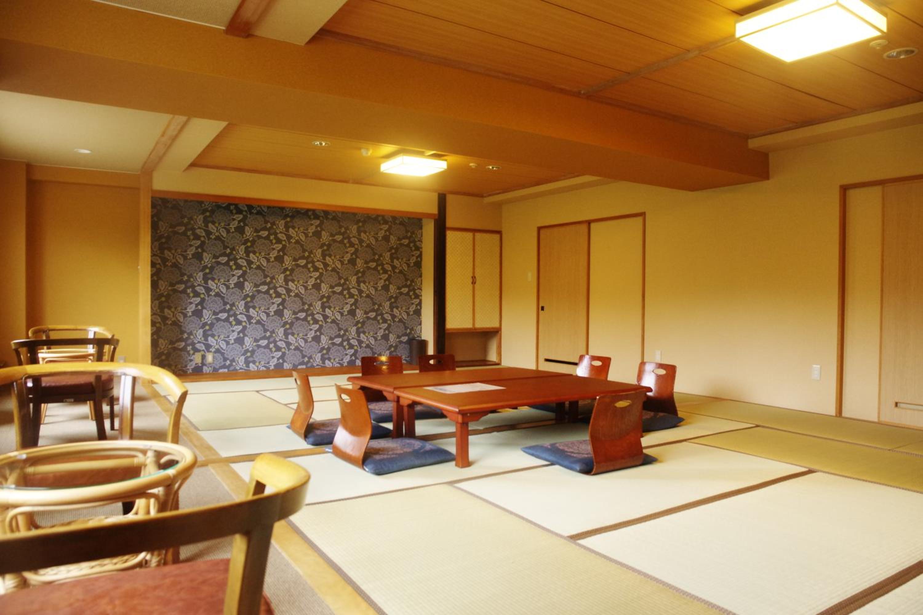 Family Room with Mountain View - Photo 2