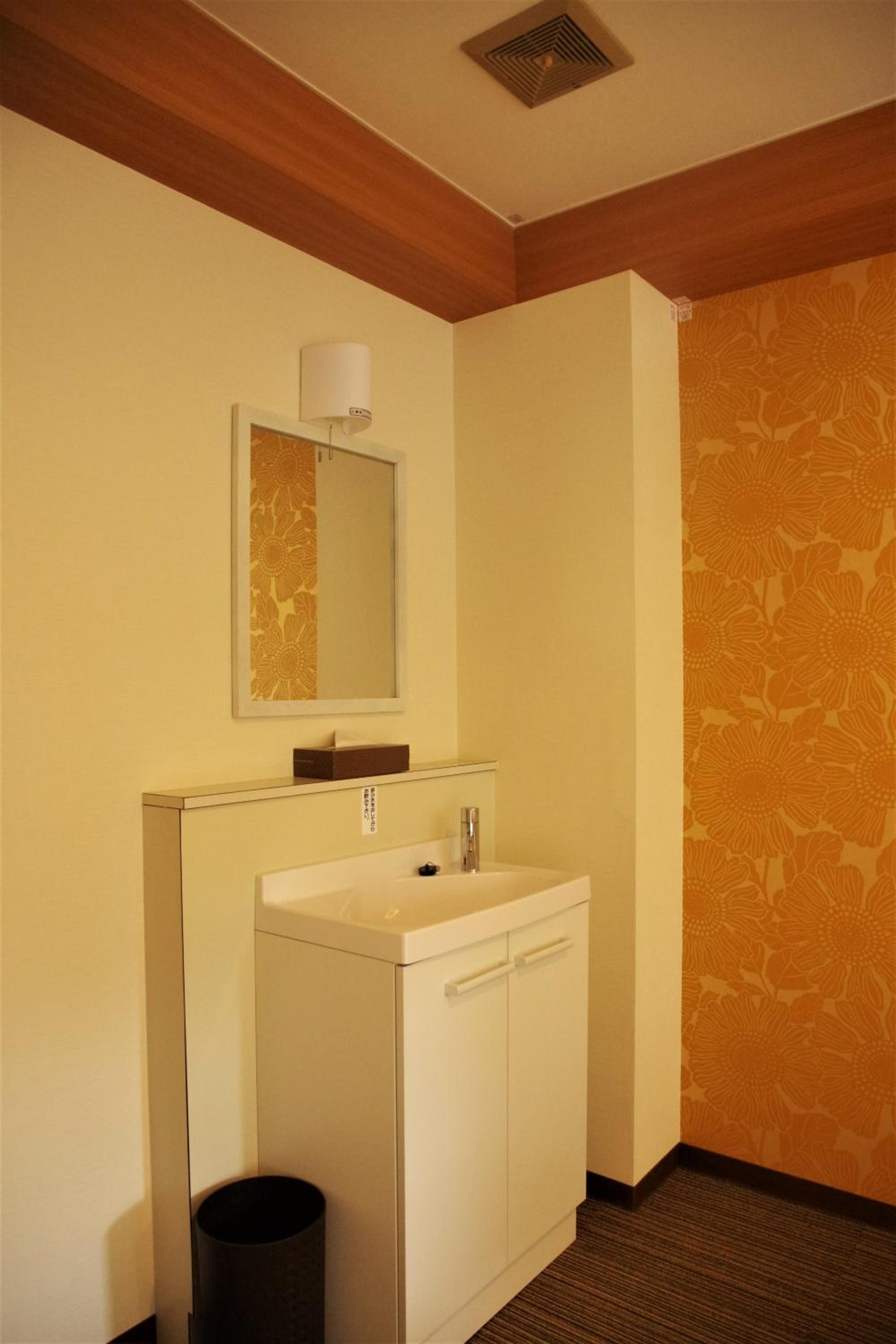 Budget Twin Room with Private Toilet - Photo 5