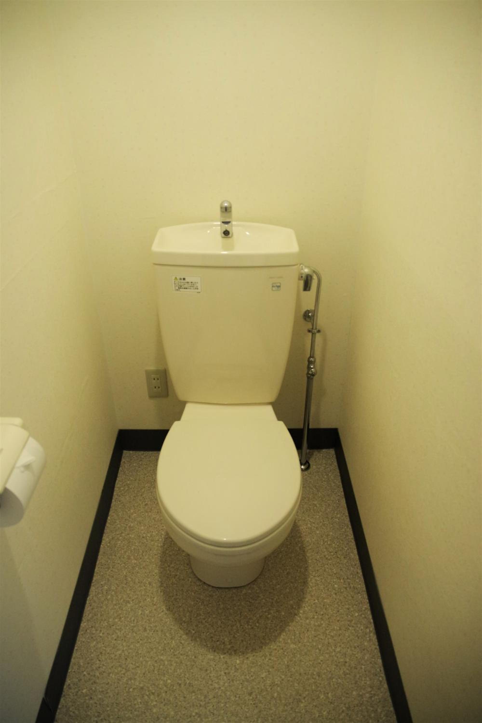 Budget Twin Room with Private Toilet - Photo 4