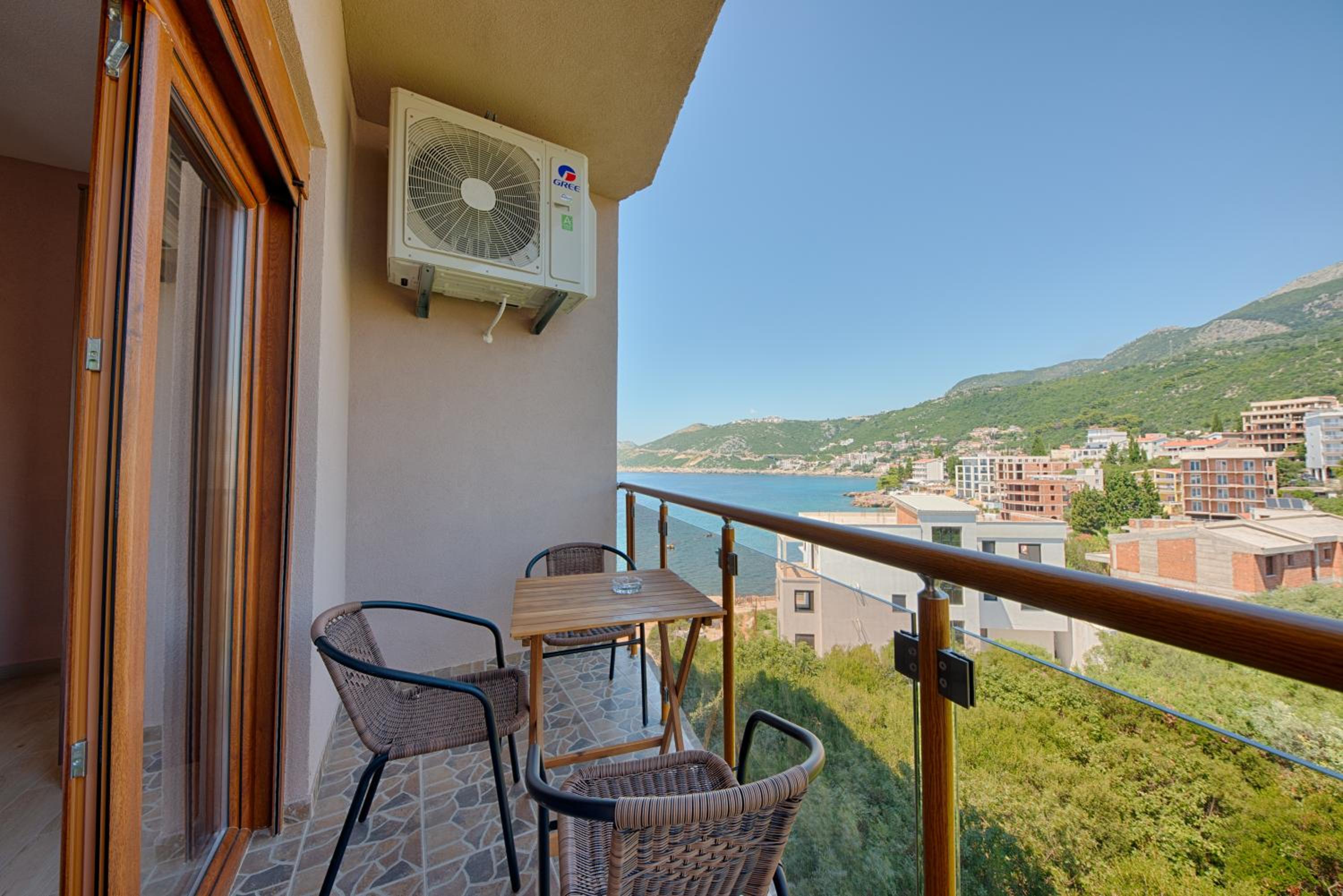 Apartment with Sea View - Photo 5