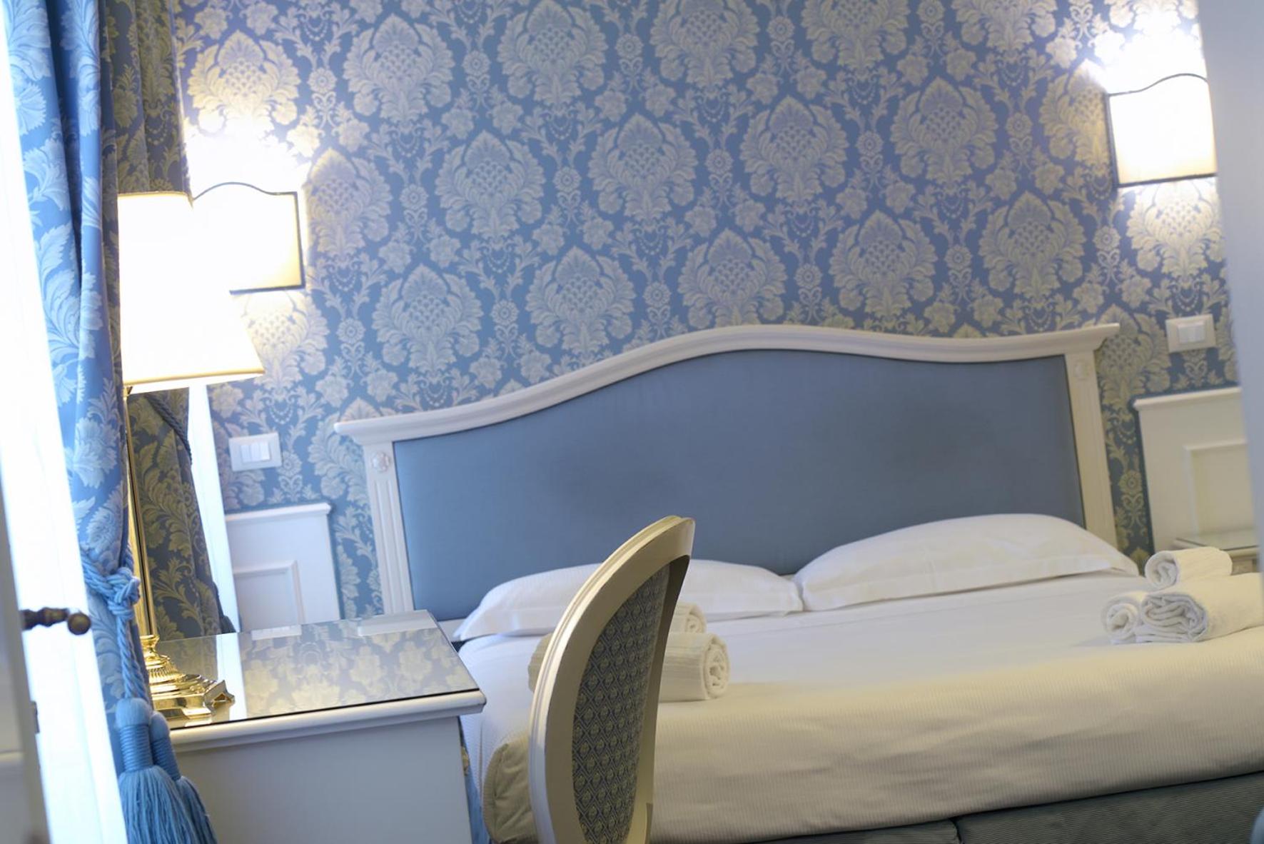 Deluxe Double or Twin Room with Canal View photo 2